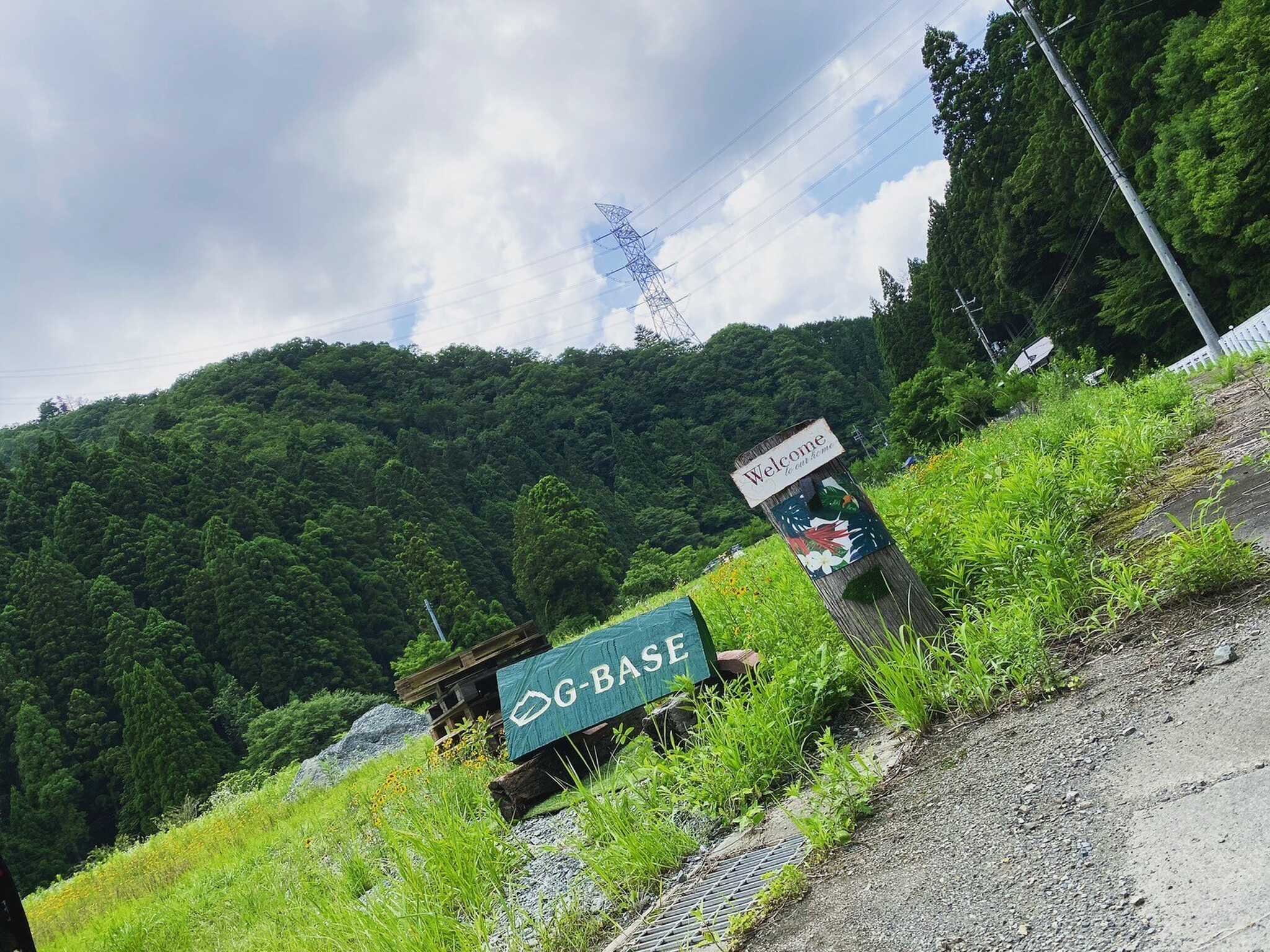 こちらの看板を目印に中にご入場ください。