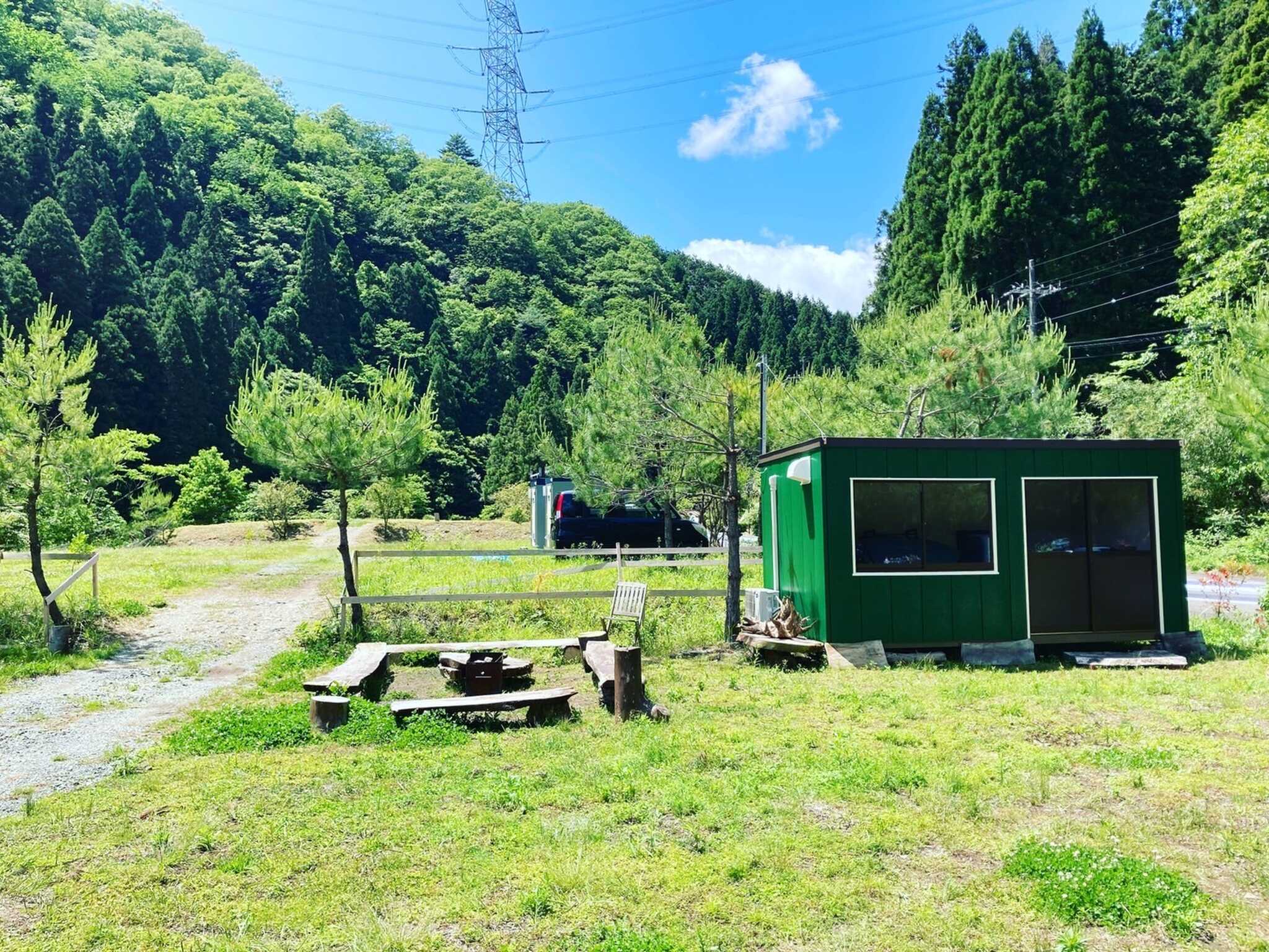緑のプレハブの近くまでお越しください。係の者が参ります。