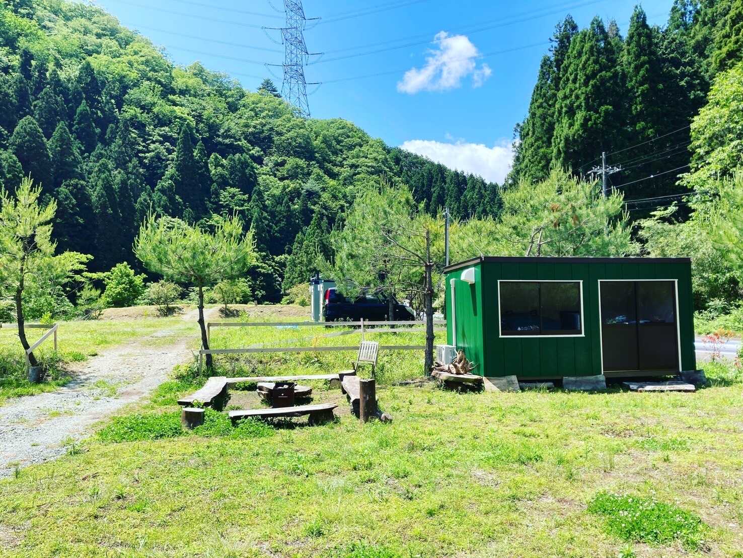 緑のプレハブの近くまでお越しください。係の者が参ります。