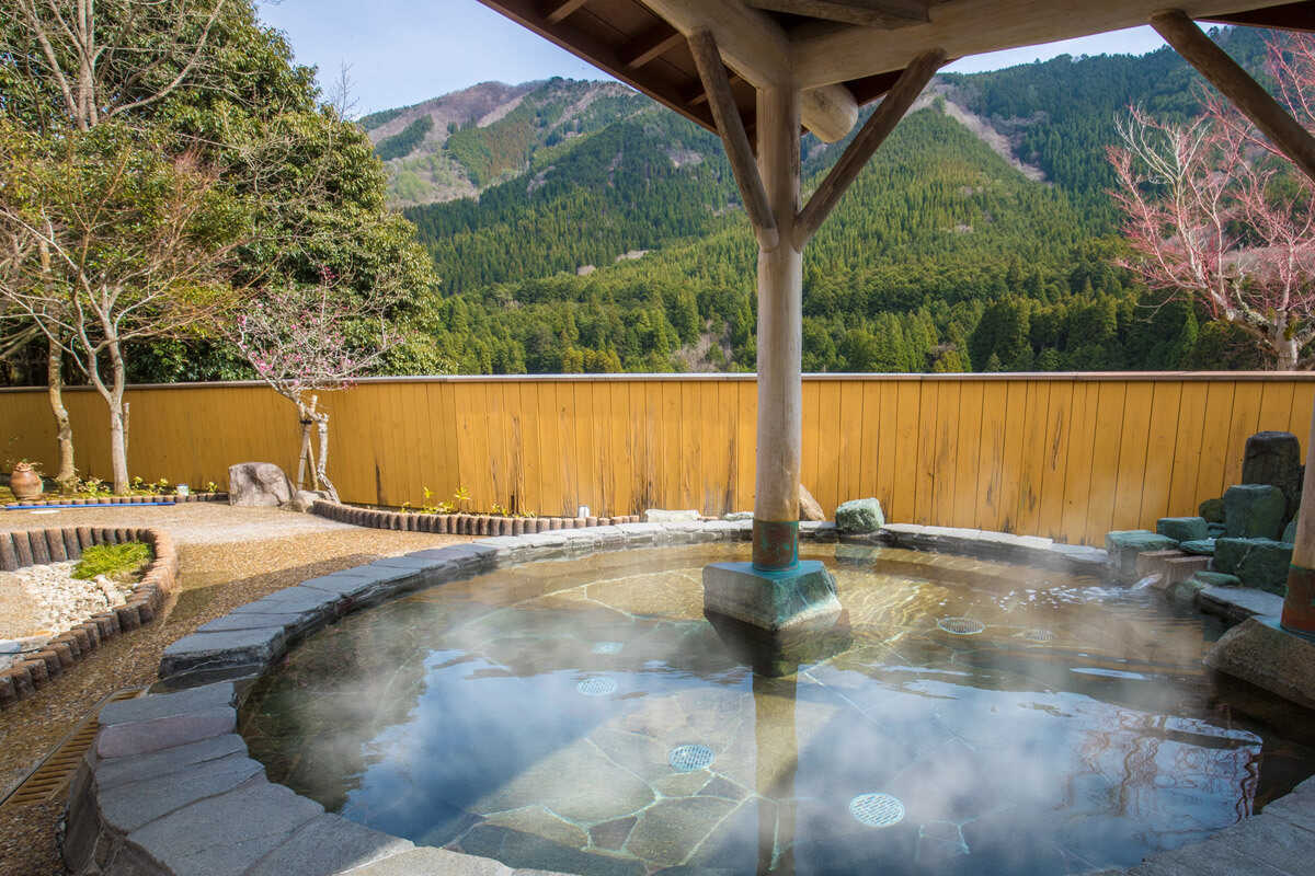 泉質が自慢の「まほろばの湯」があり、雄大な山並みを眺めながらの温泉も楽しめます!