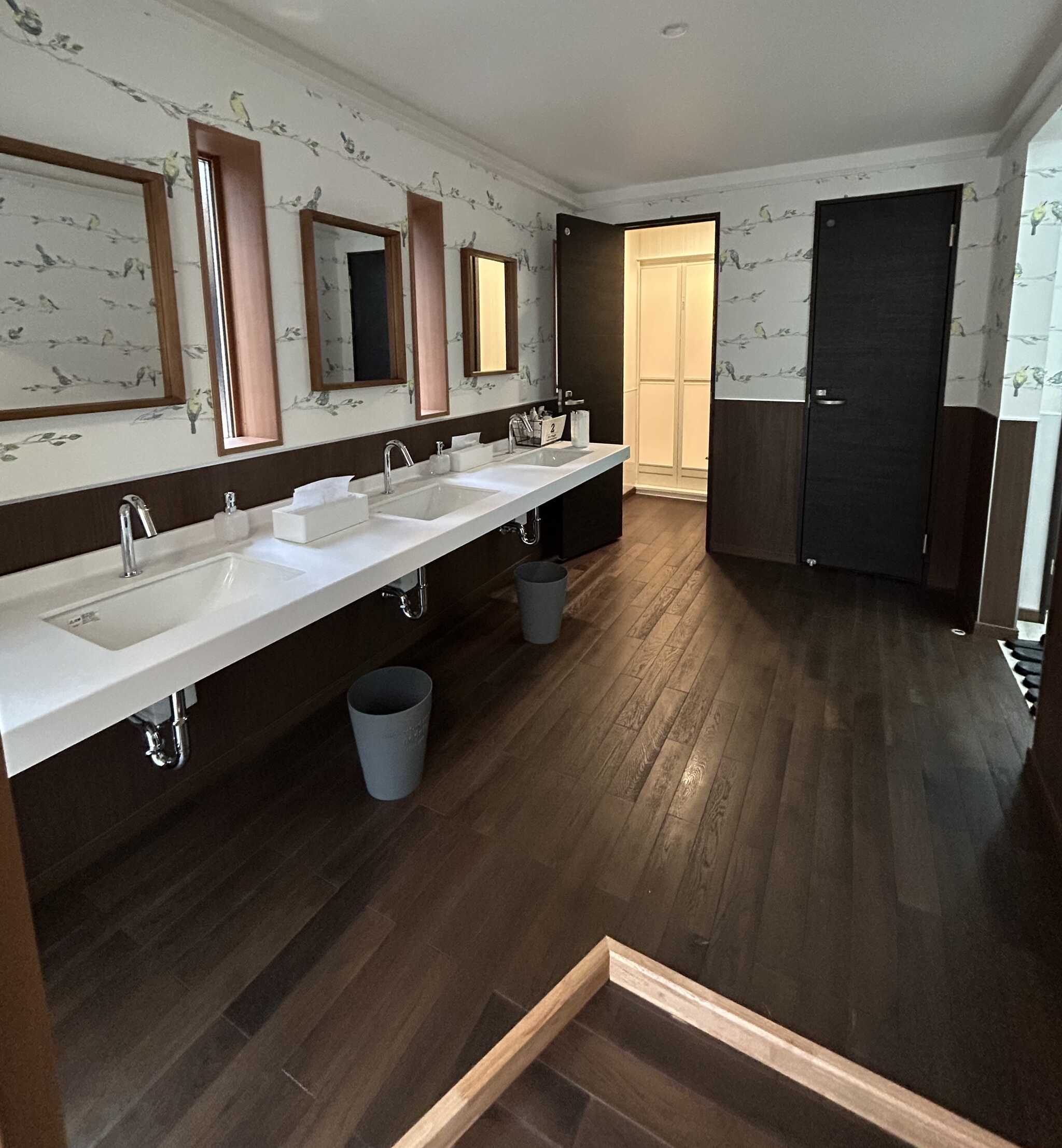 トイレ・シャワー室は清潔感たっぷりの空間です。トイレはウォシュレット付きです。土足厳禁です。ドライヤー設置してあります。女性の方も安心してご利用いただけます。連泊のお客様も大歓迎です。シャワーは、男女共に2個ずつあります。バスマットご自由にお使いください。