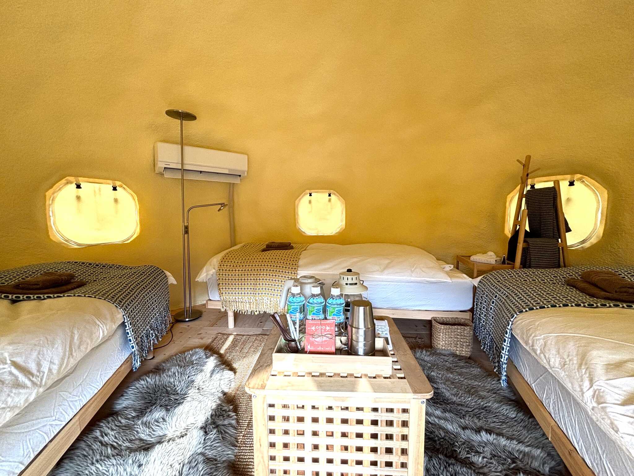 冷暖房完備でベッドのある宿泊棟もあります。冬も暖かくお過ごしいただけます。