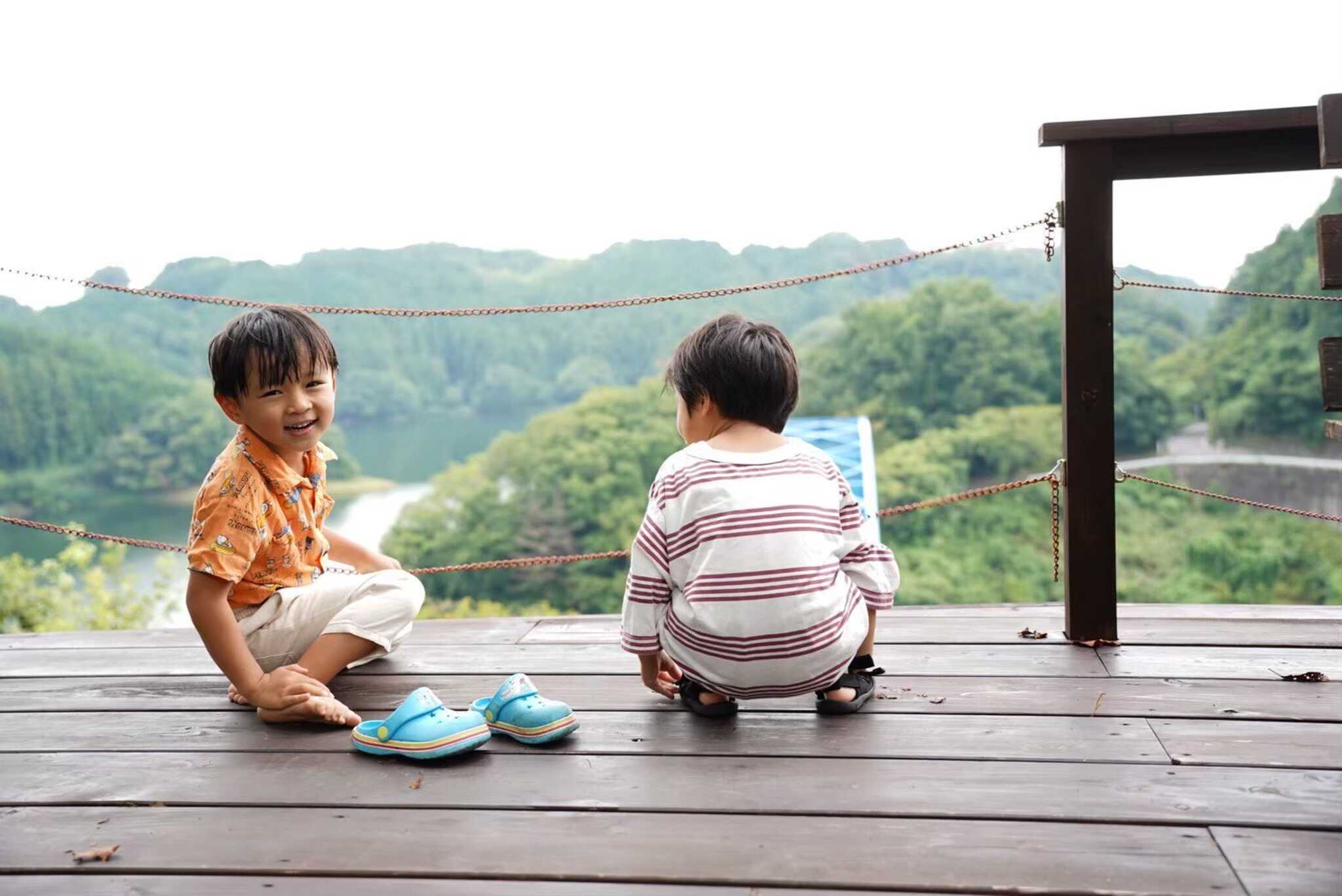 青蓮寺湖を見渡せる大きなウッドデッキから見える四季折々の景色が最高です!