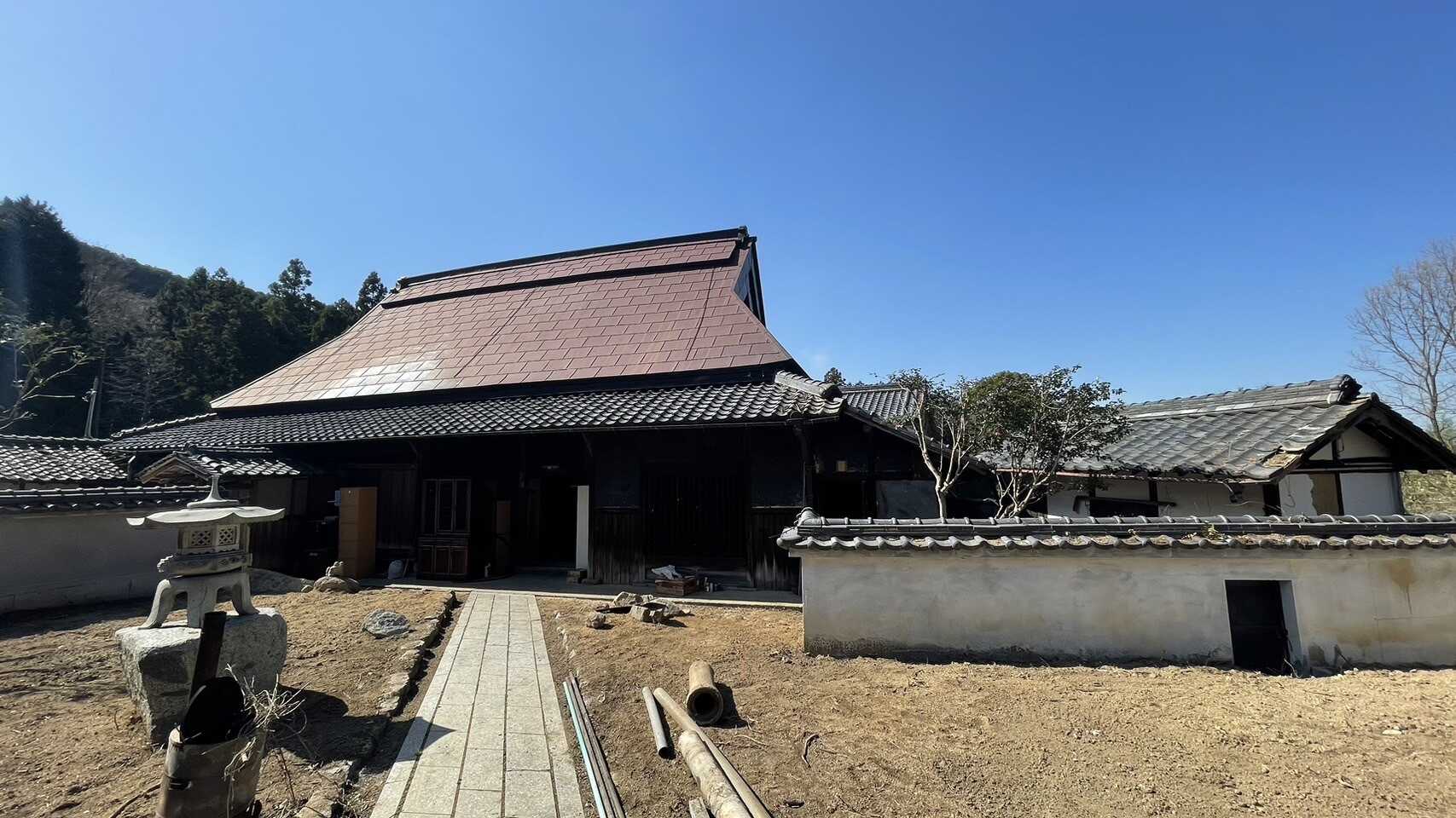 洗い場、お手洗いはこちらの古民家の中にございます。