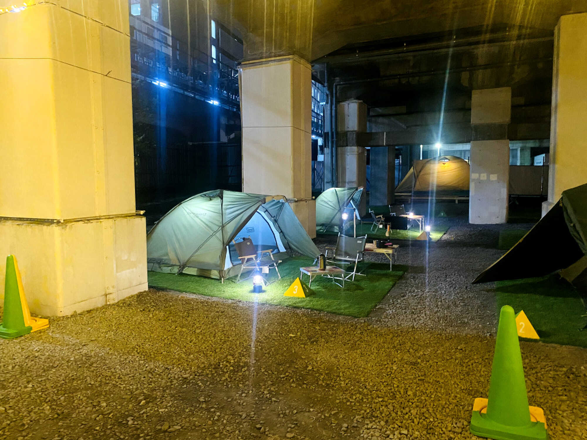 高架下の夜は一味違います。