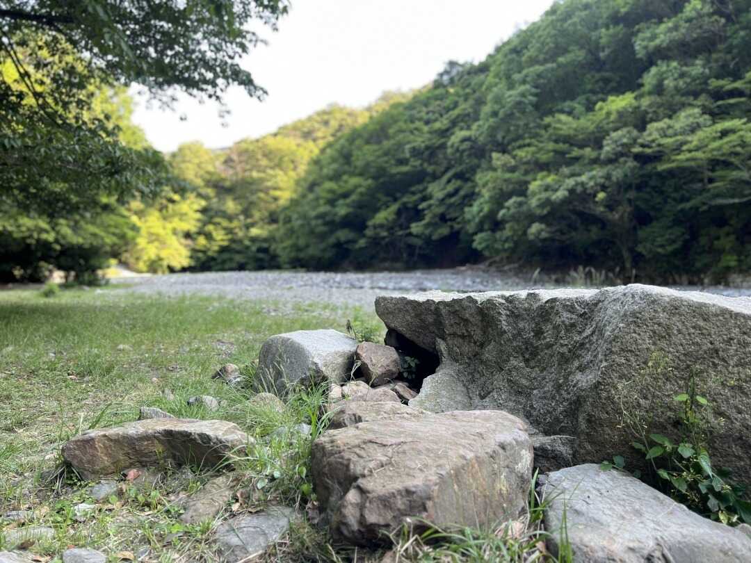 川原サイト中央付近の様子 広大な川原のサイトに自由にテントをお張りいただけます。