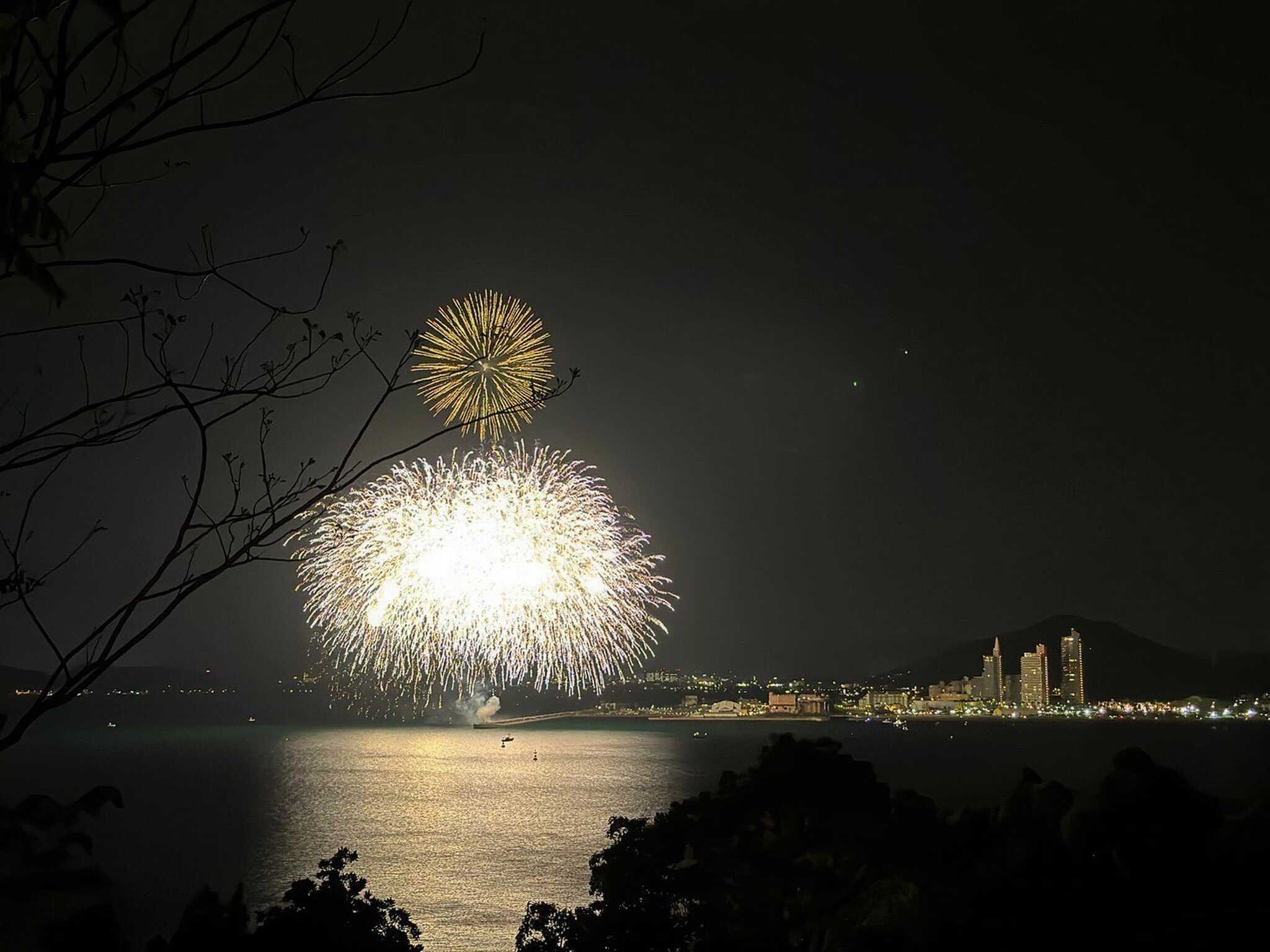 上段からはマリーナシティの花火を目の前で眺められます☆