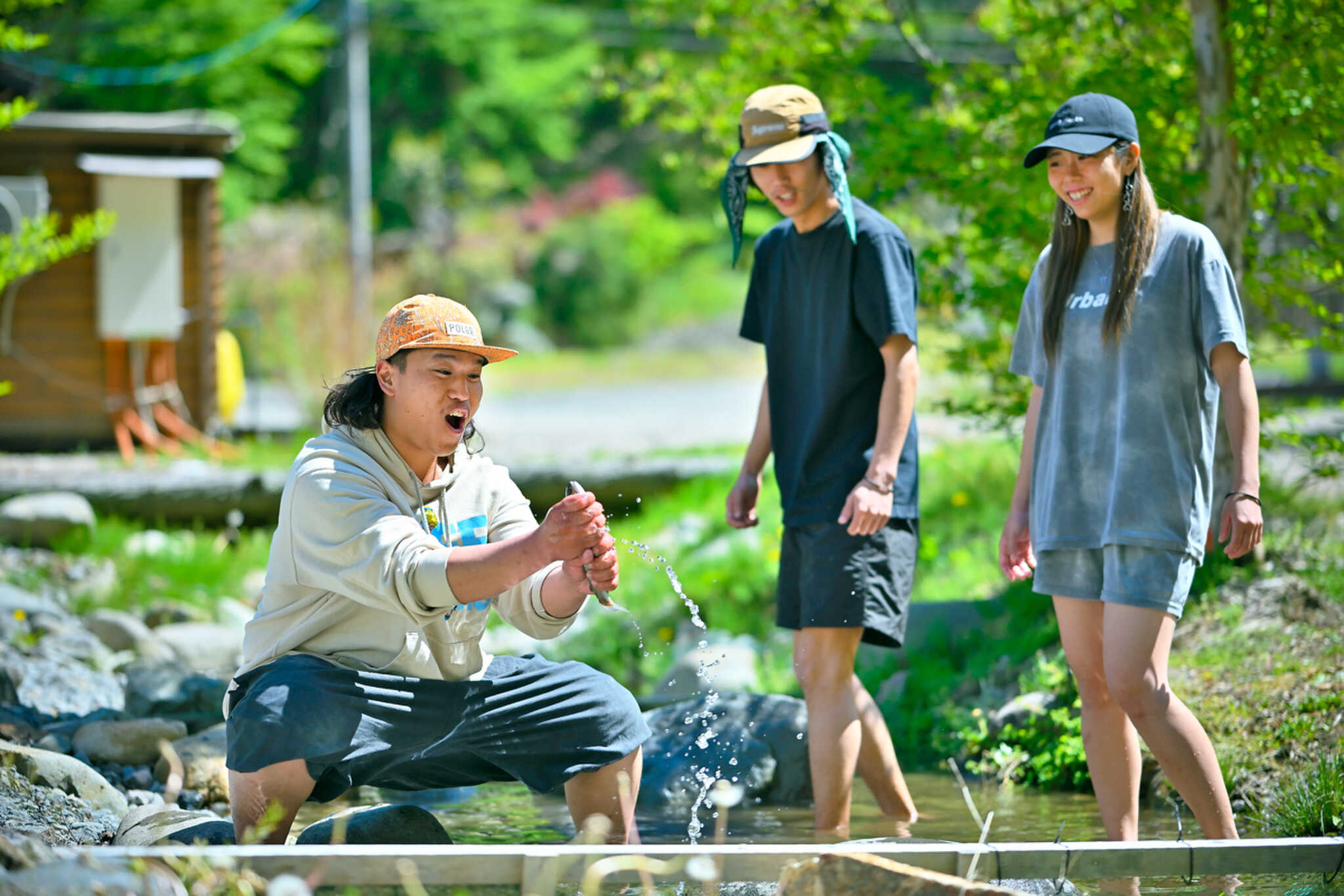 魚掴みとり風景
