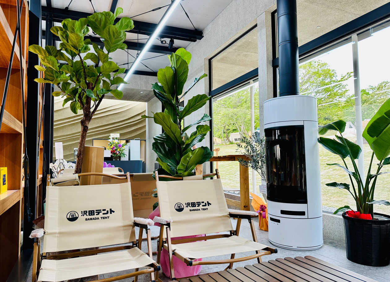 メインキャビンにはカフェも併設。ドリンクやアルコール、軽食などをご注文いただけます。