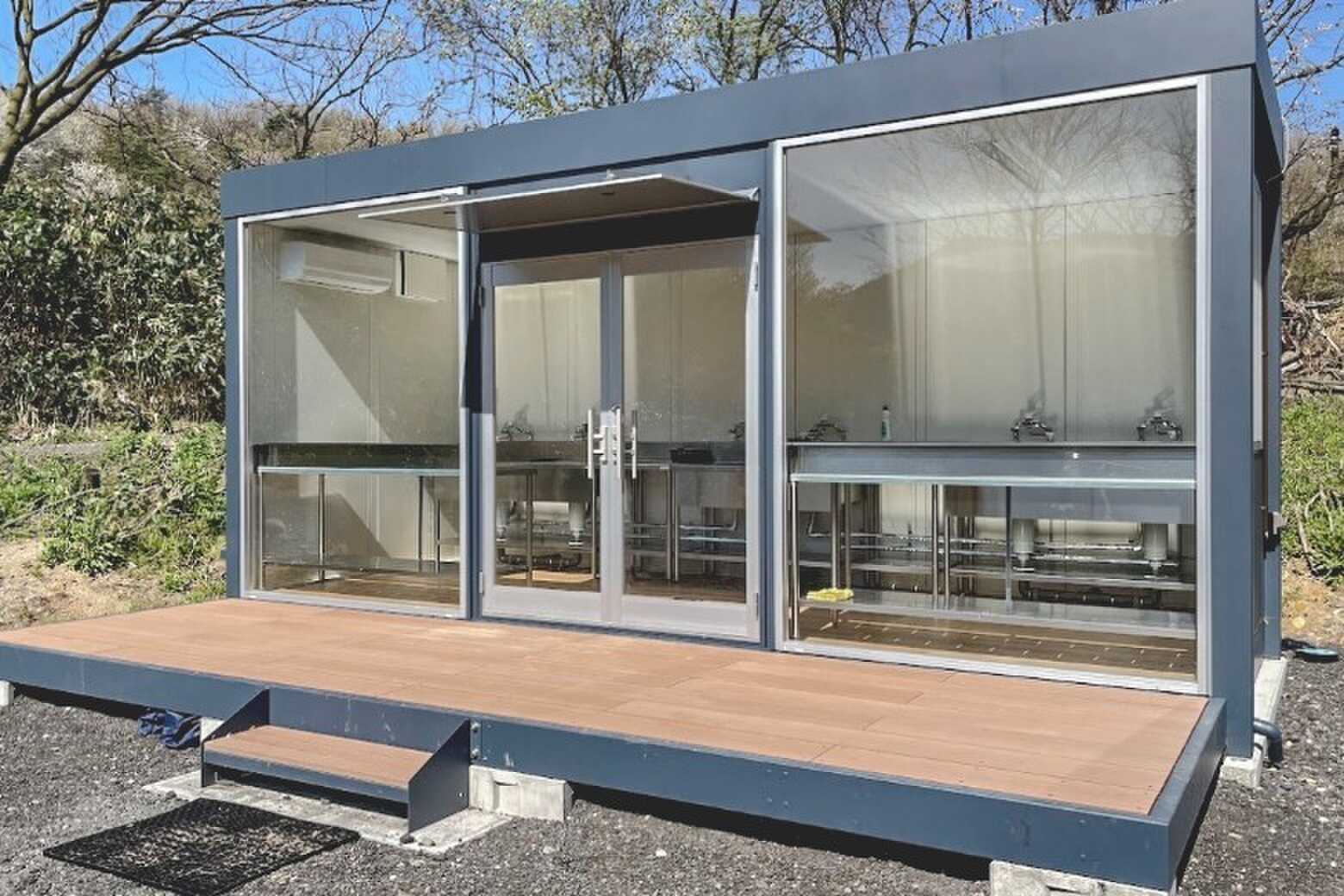 温水完備の炊事棟です。清潔に保つためスタッフが定期的に清掃を行っております。スポンジや洗剤はレンタルをご用意しております。スタッフへお気軽にご相談くださいませ。