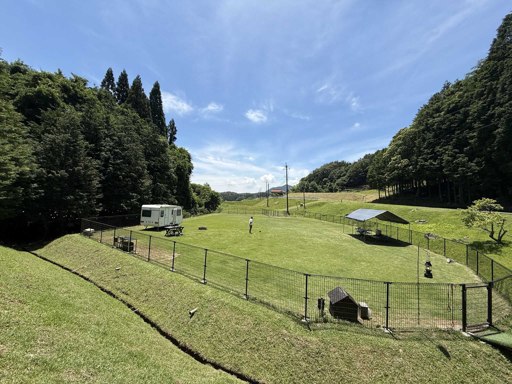 《DAY利用・ご宿泊どちらでも|約1,000㎡の天然芝ドッグランを完全貸切》 やわらかく美しい姫高麗芝のドッグラン。頭数無制限のため、オフ会などのグループ利用もOKです。貸切だからこそ、ドッグラン内での飲食や、食材・機材を持ち込んでのバーベキューもお楽しみいただけます。DAY利用では、オプションで炭グリル・PIZZA窯・焚き火セットをご用意。お片付けも不要です。