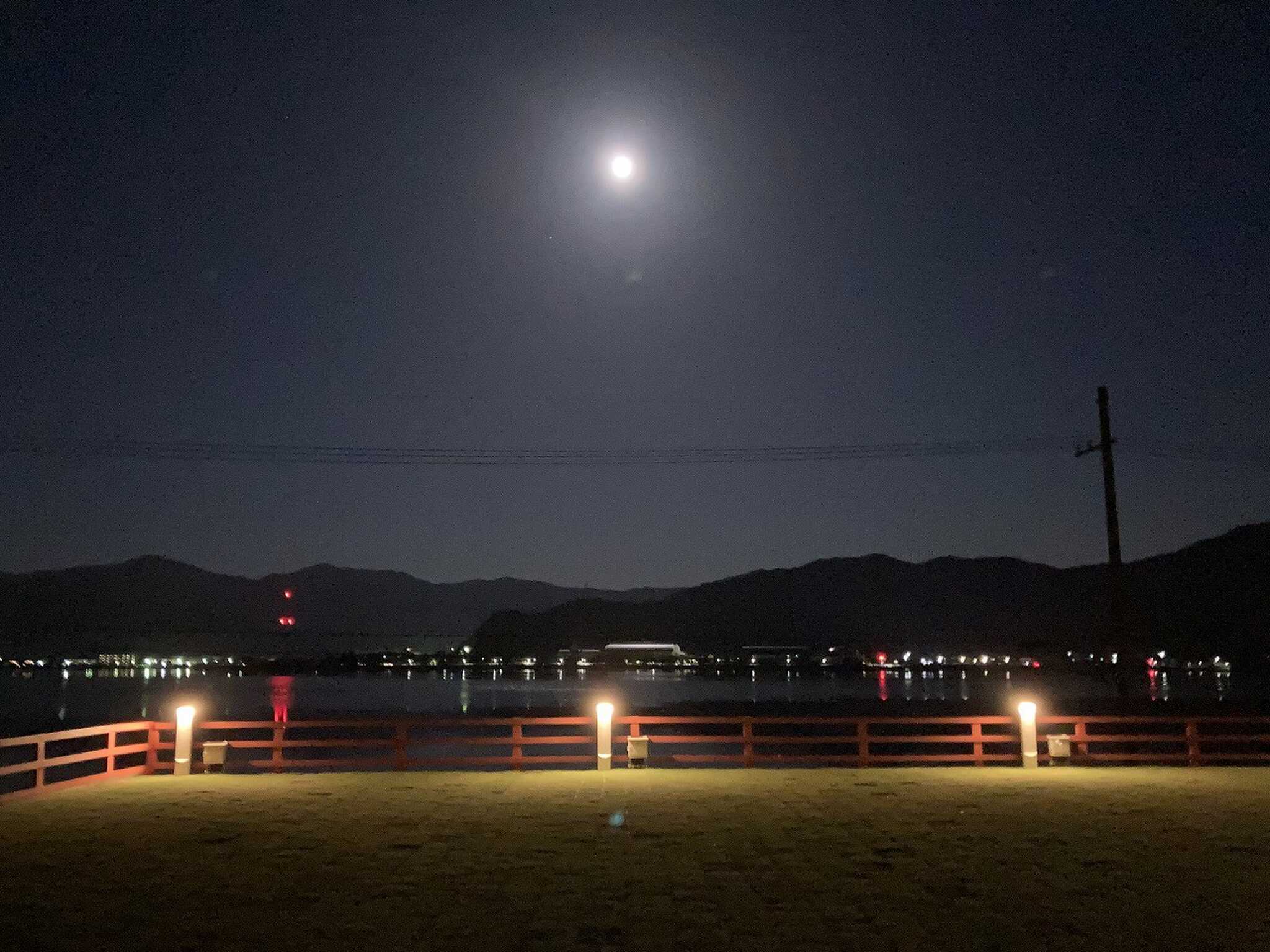 夜の芝区画サイト。対岸の照明が水面に映り、サイトの照明と相まって雰囲気たっぷり。