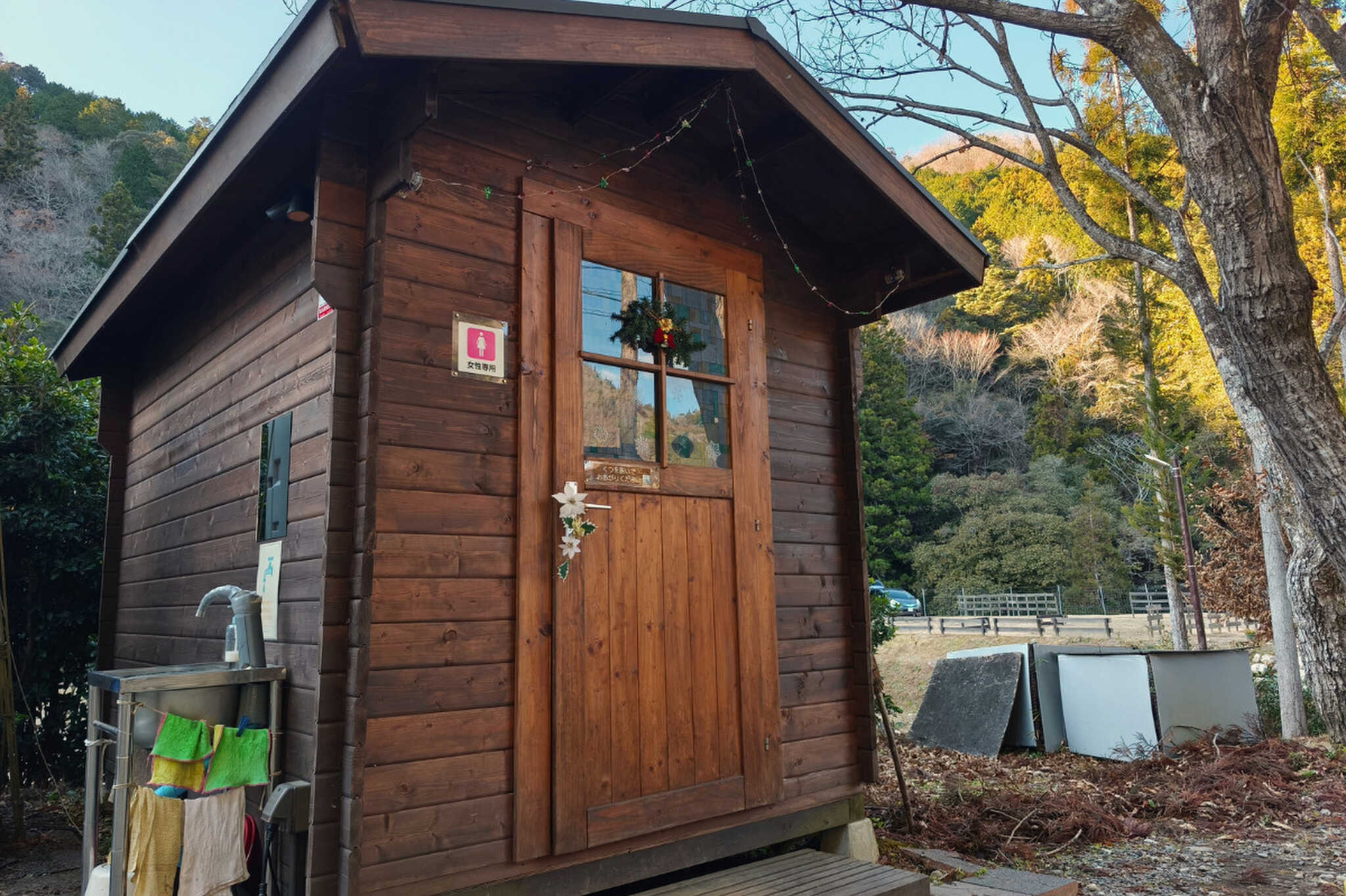 「お湯完備&女性専用トイレで初めてでも安心」