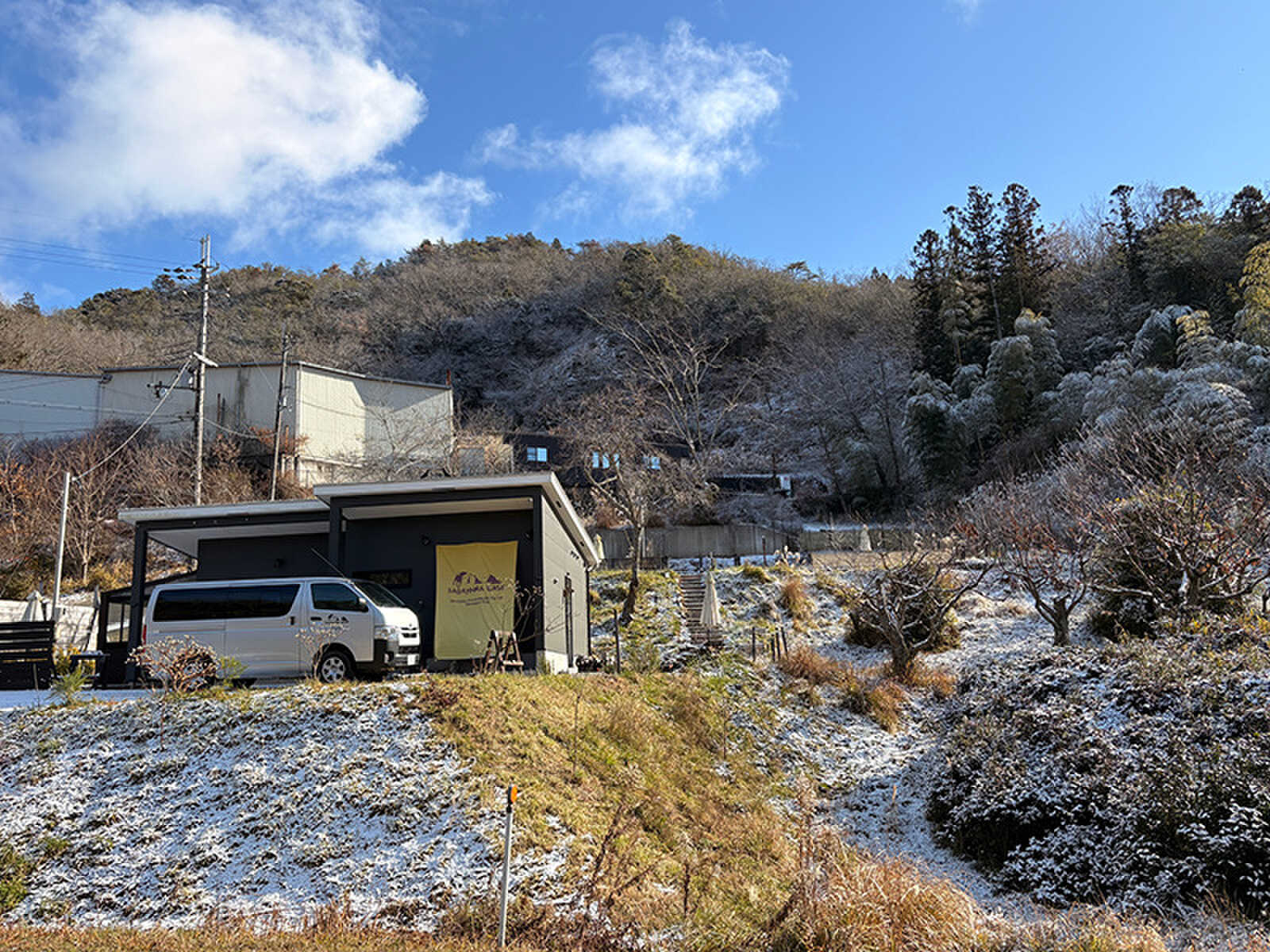 国道沿いの管理棟。まずはここに受付に来てね