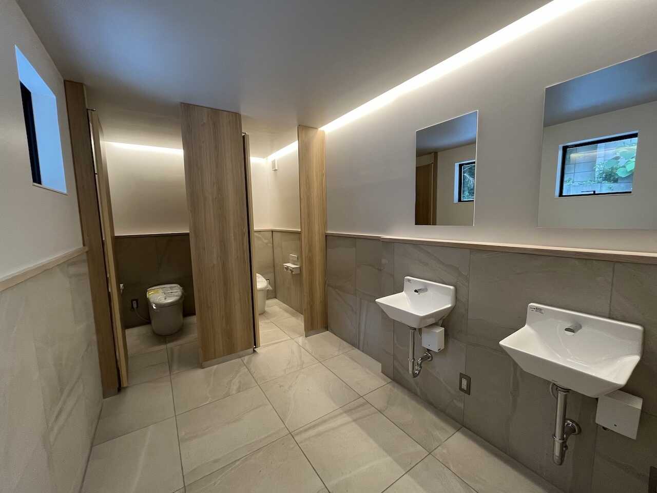 トイレやシャワーは室内で虫対策もバッチリ★ホテルのようにキレイな空間です。