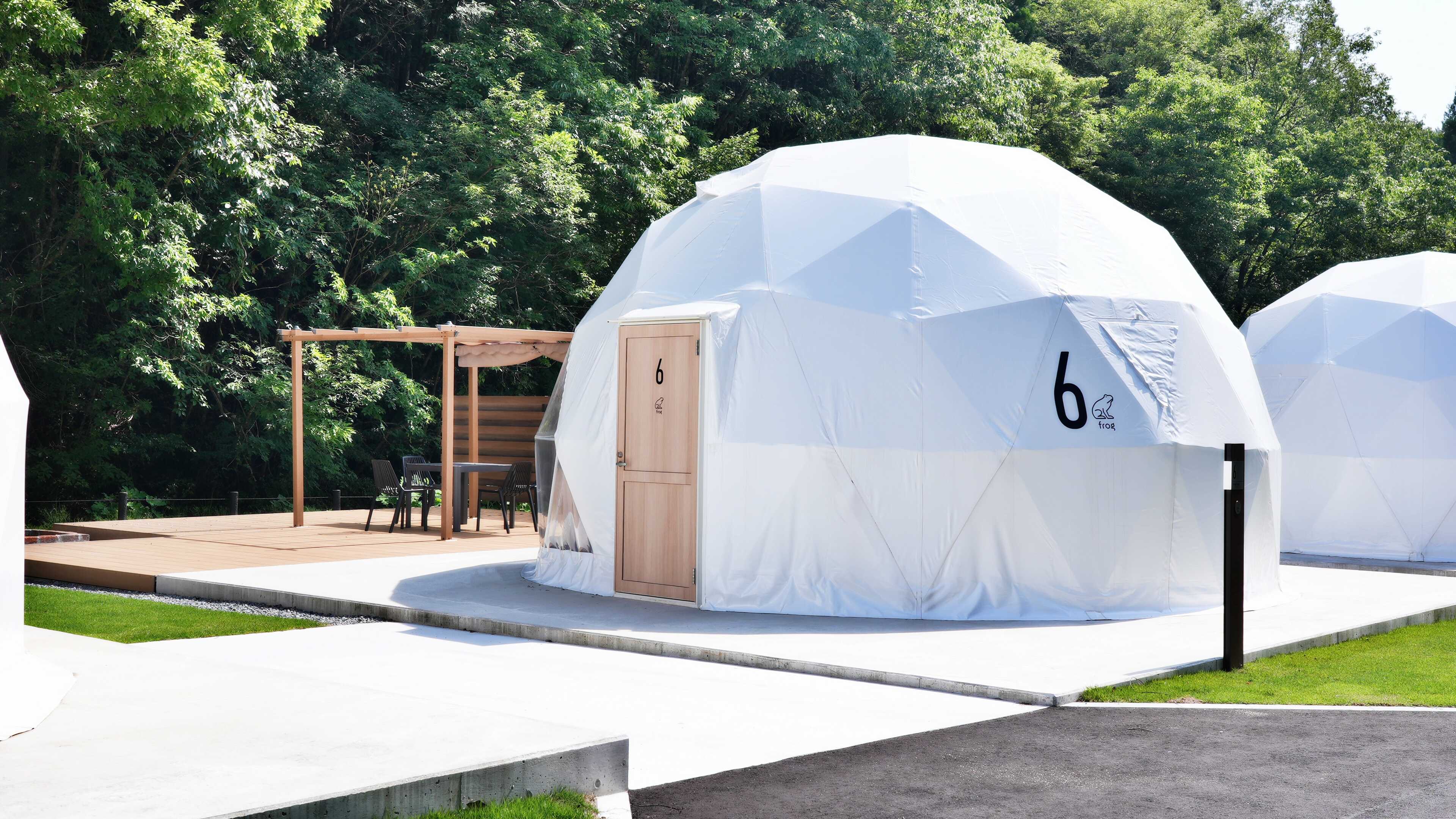 まるい屋根が印象的なドーム型テント!室内はキャンプとは思えないラグジュアリーな空間で、ホテルやコテージでの滞在とはまた違った非日常体験は、グランピング体験をますます魅力的なものにしてくれます。