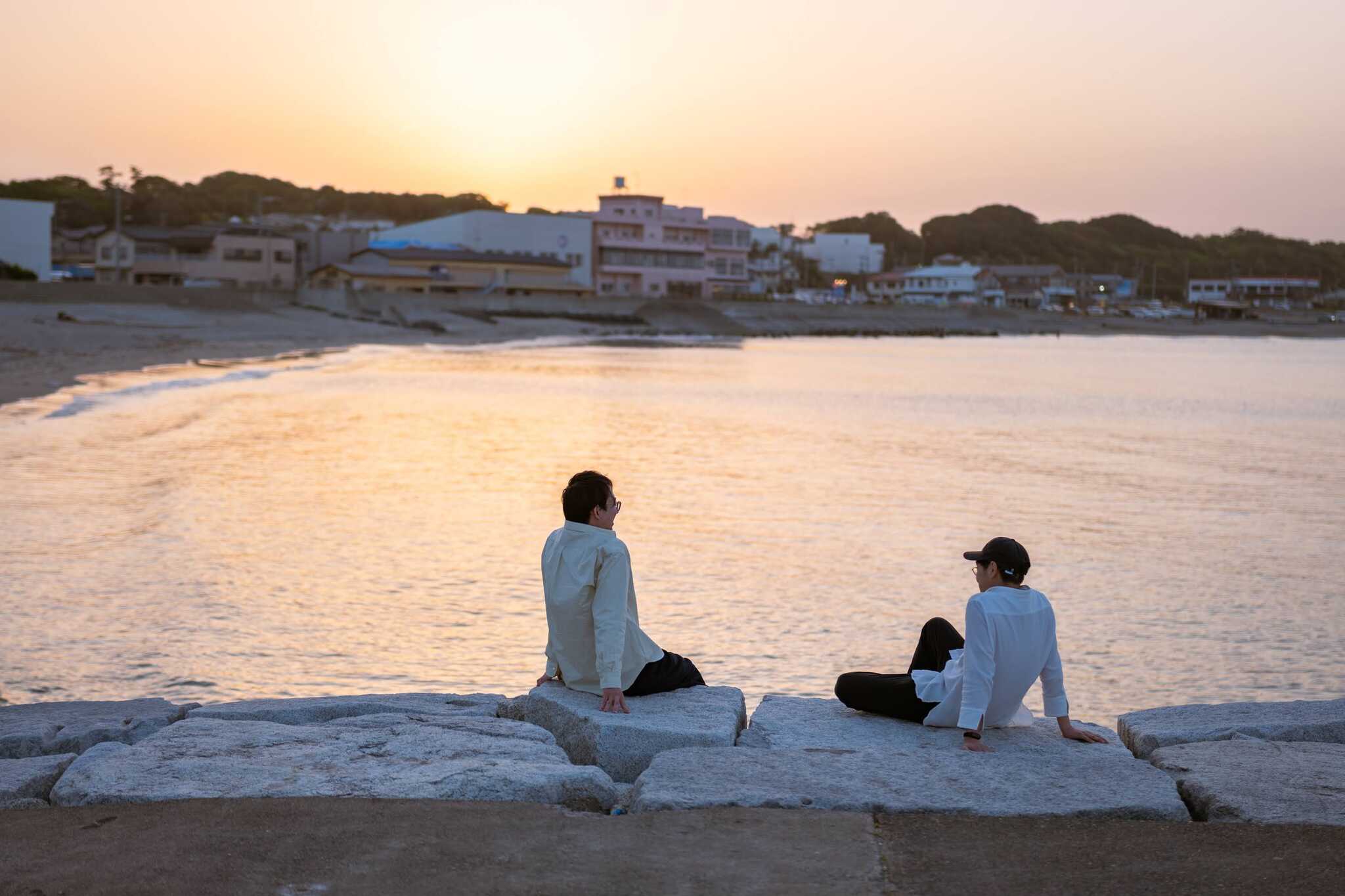 夕暮れ時の阿字ヶ浦海岸(徒歩30秒)