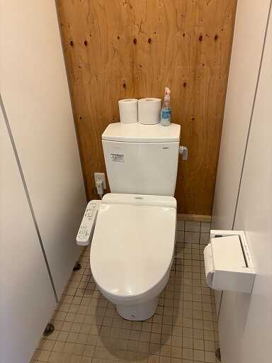 トイレは暖房便座のウォシュレット。冬はぬくぬく快適です。