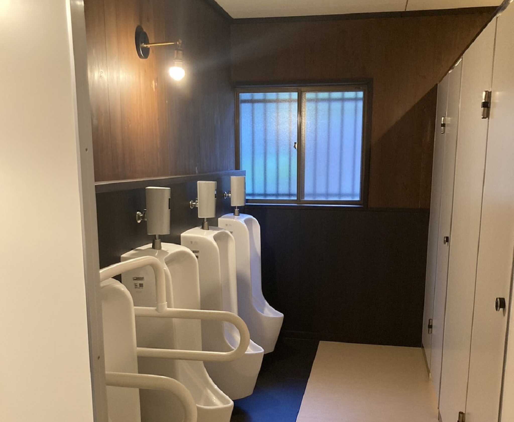 屋内設備のトイレを使用できます