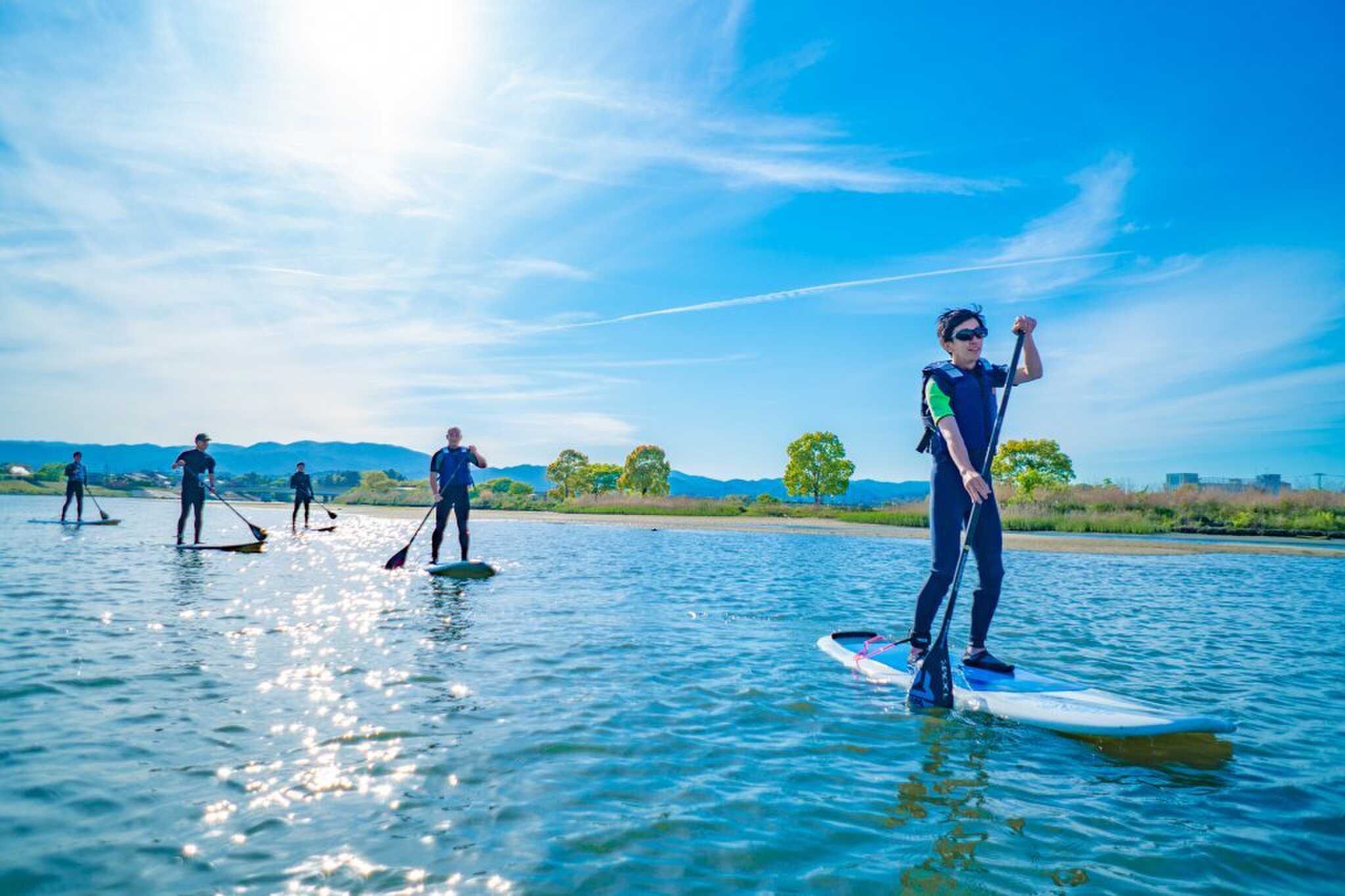 海で遊び、風を感じ、波とたわむれる。磯遊び、海水浴、SUP、カヤック、釣り、サーフィンまで、多彩なアクティビティが満載。初心者でも安心のレンタルやスクール拠点もすぐそばに。