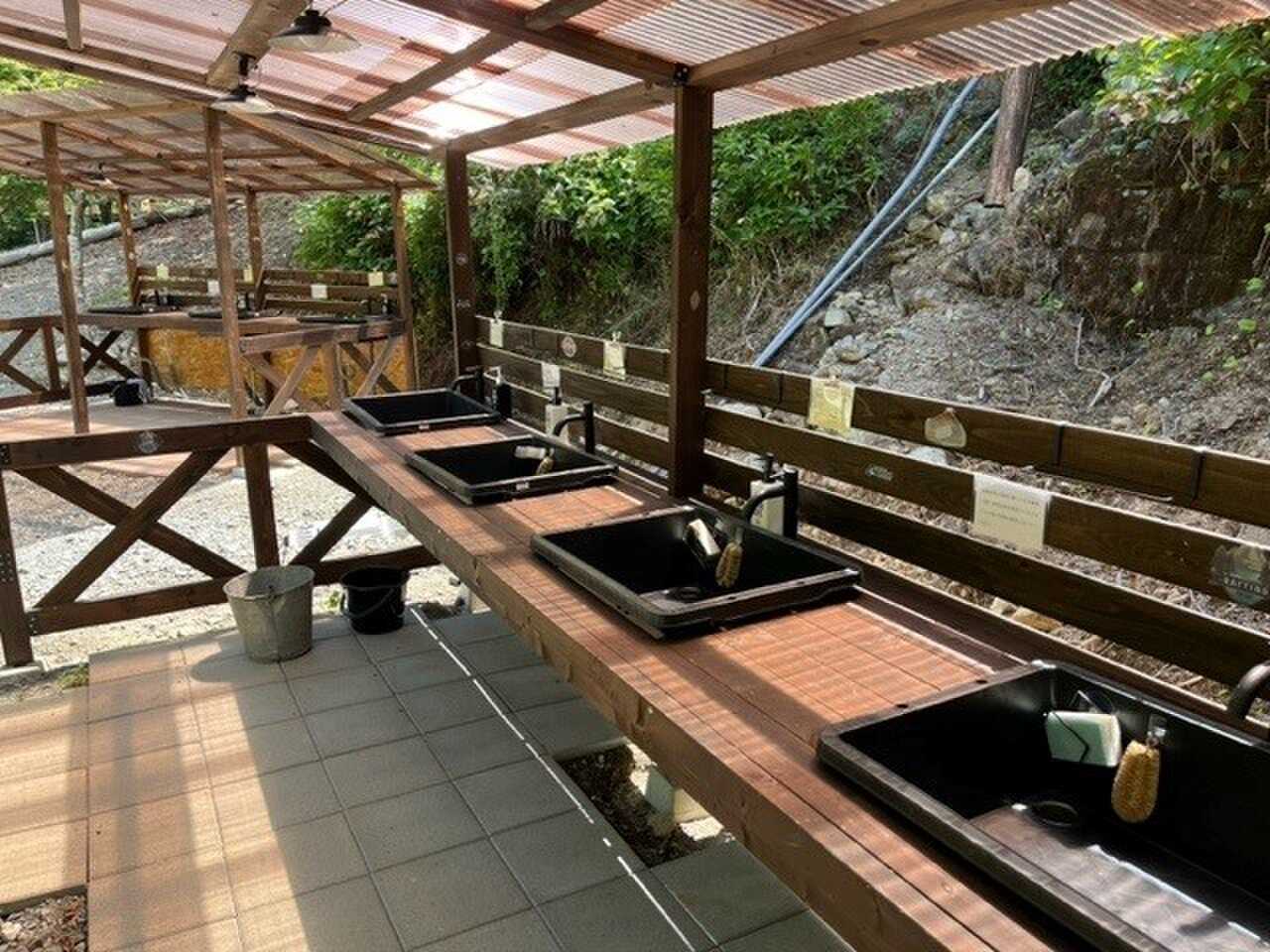 屋根付き洗い場で雨の時も安心!広めのシンクで使いやすく、十分に数もあるので並ぶ心配はありません。※湧き水のため飲料水として利用する場合は煮沸してからご使用ください。