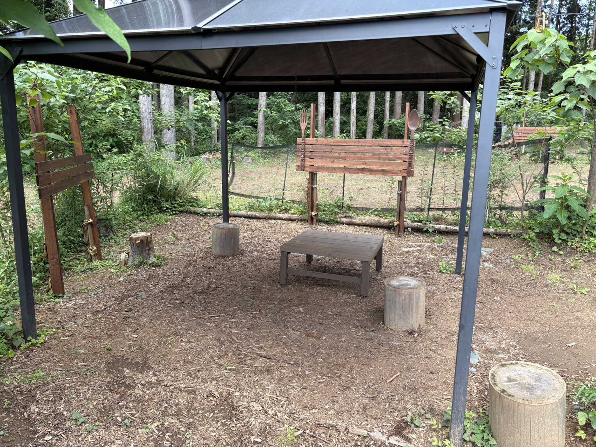 サイトAはガゼボ(常設)で急な雨でも安心。防草シートの上にバークチップを敷き詰め雨でドロドロにはなりません。