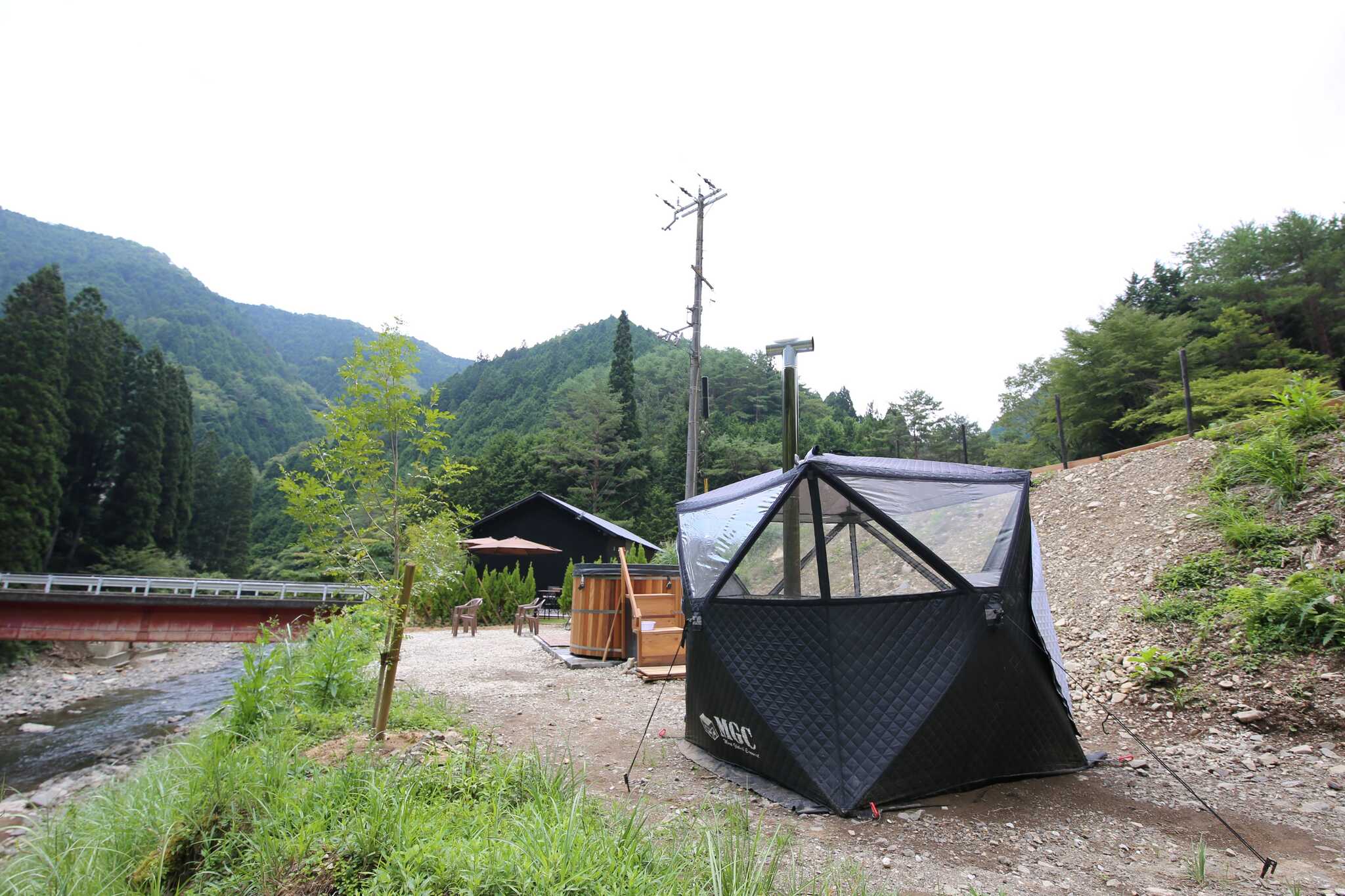 サウナの後の水風呂は格別です。少し下れば川にも入れます。