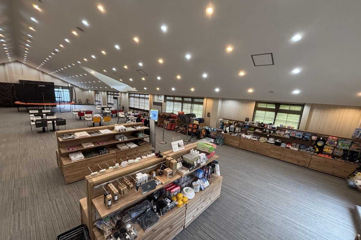 管理棟(受付け、炊事場、トイレ、シャワールーム、避難場所)