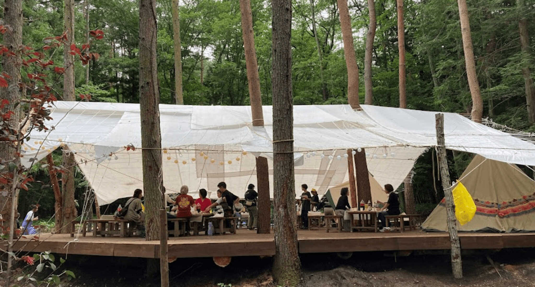 雨天の際でもティータイムや会話が楽しめます。