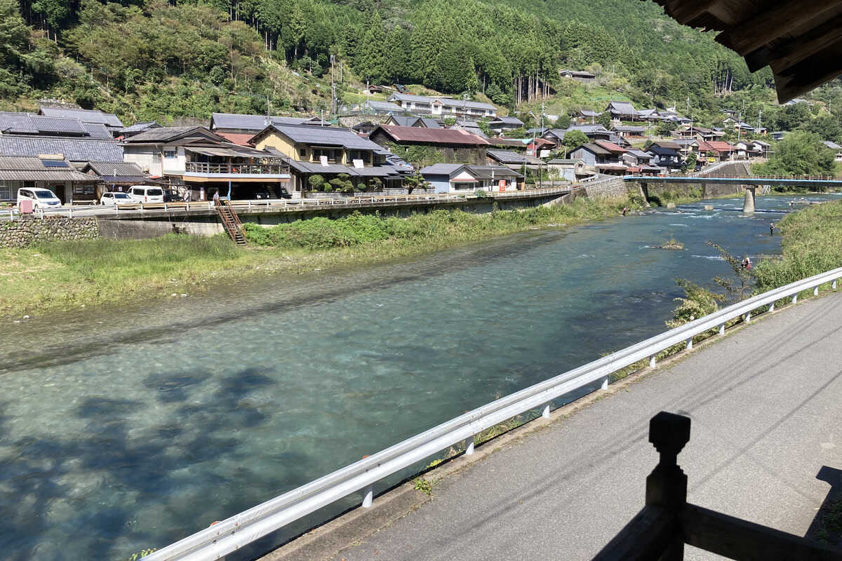 目の前は清流高見川 夏は鮎釣りや水遊びで賑わってます。