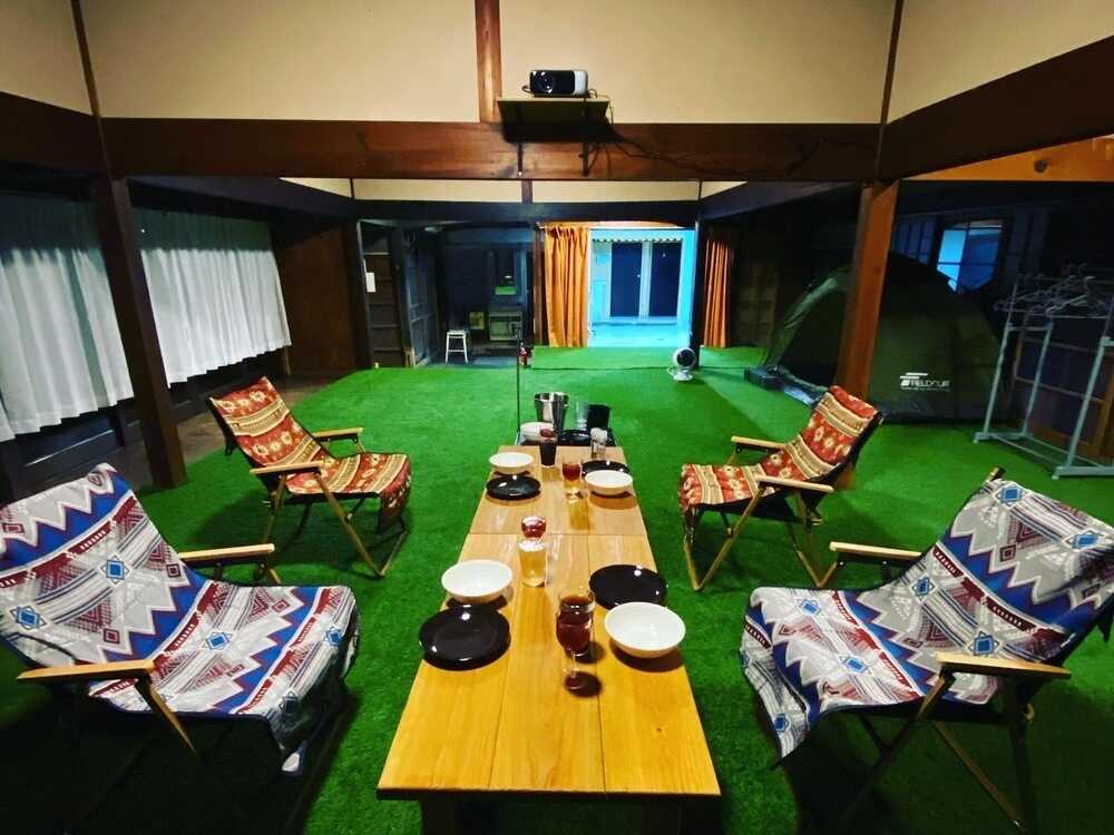 和室サイト テーブル、チェア、寝具備え付けで宴会や映画鑑賞など広々と使えます。