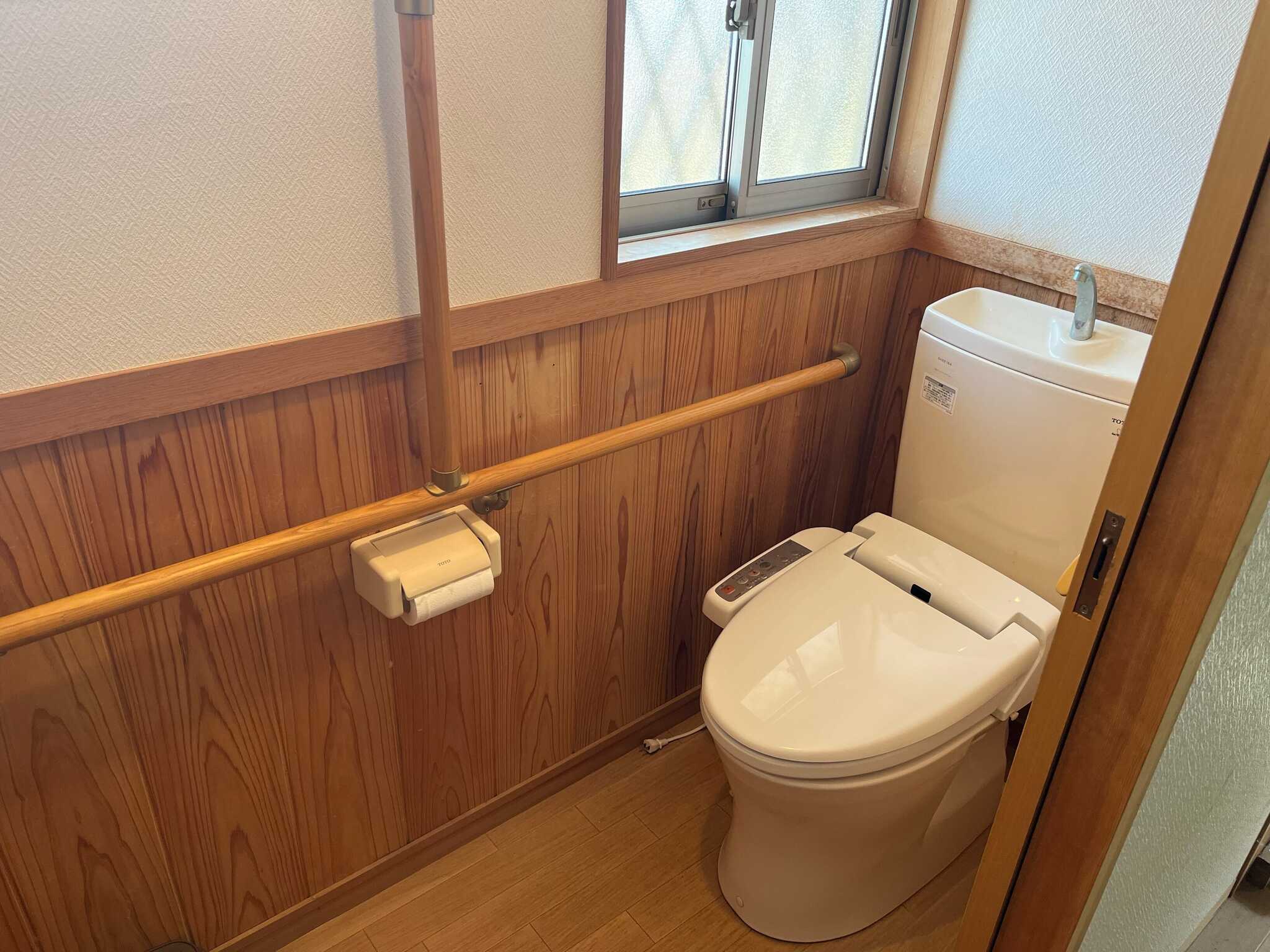 温水トイレも完備しております。清潔感もありどなたでも安心してご利用いただけます。