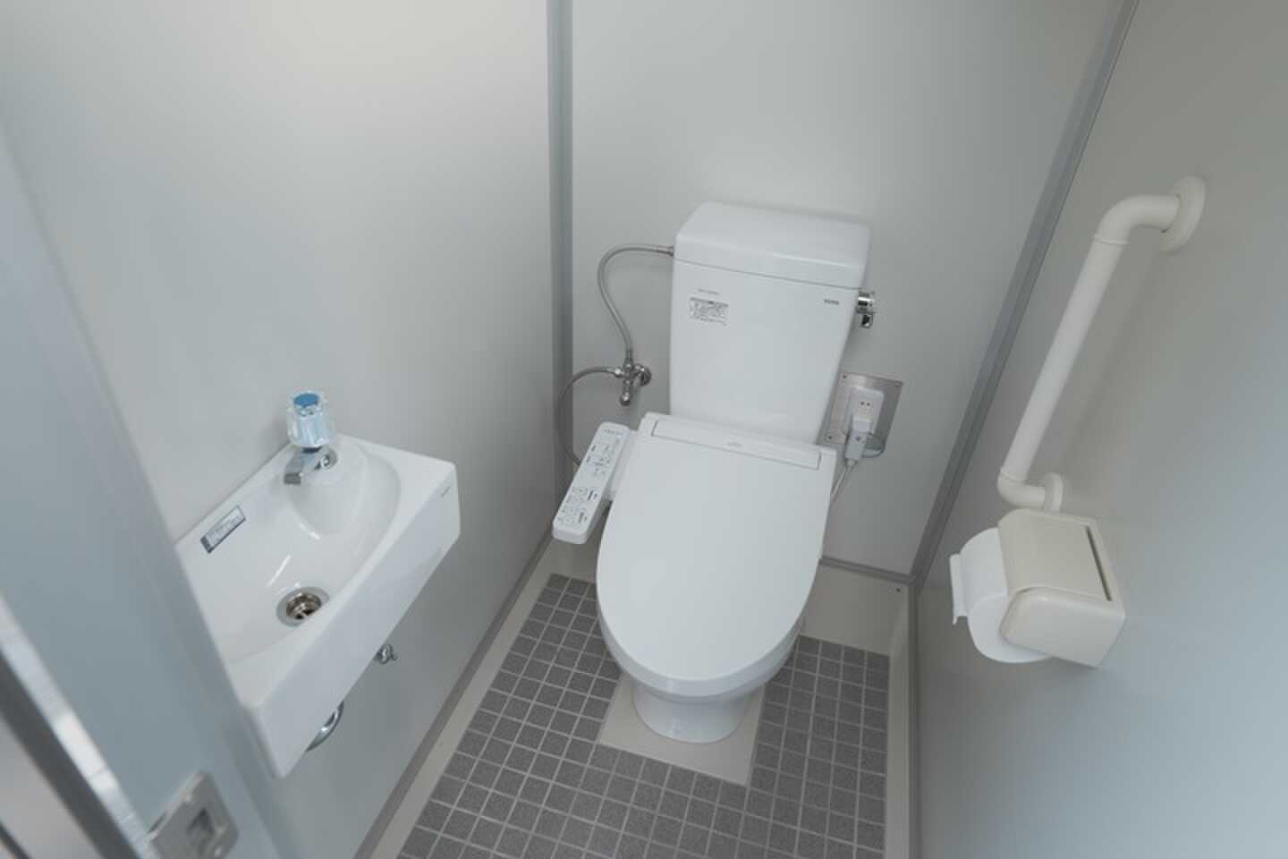 【トイレ棟】トイレは温水洗浄便座付き