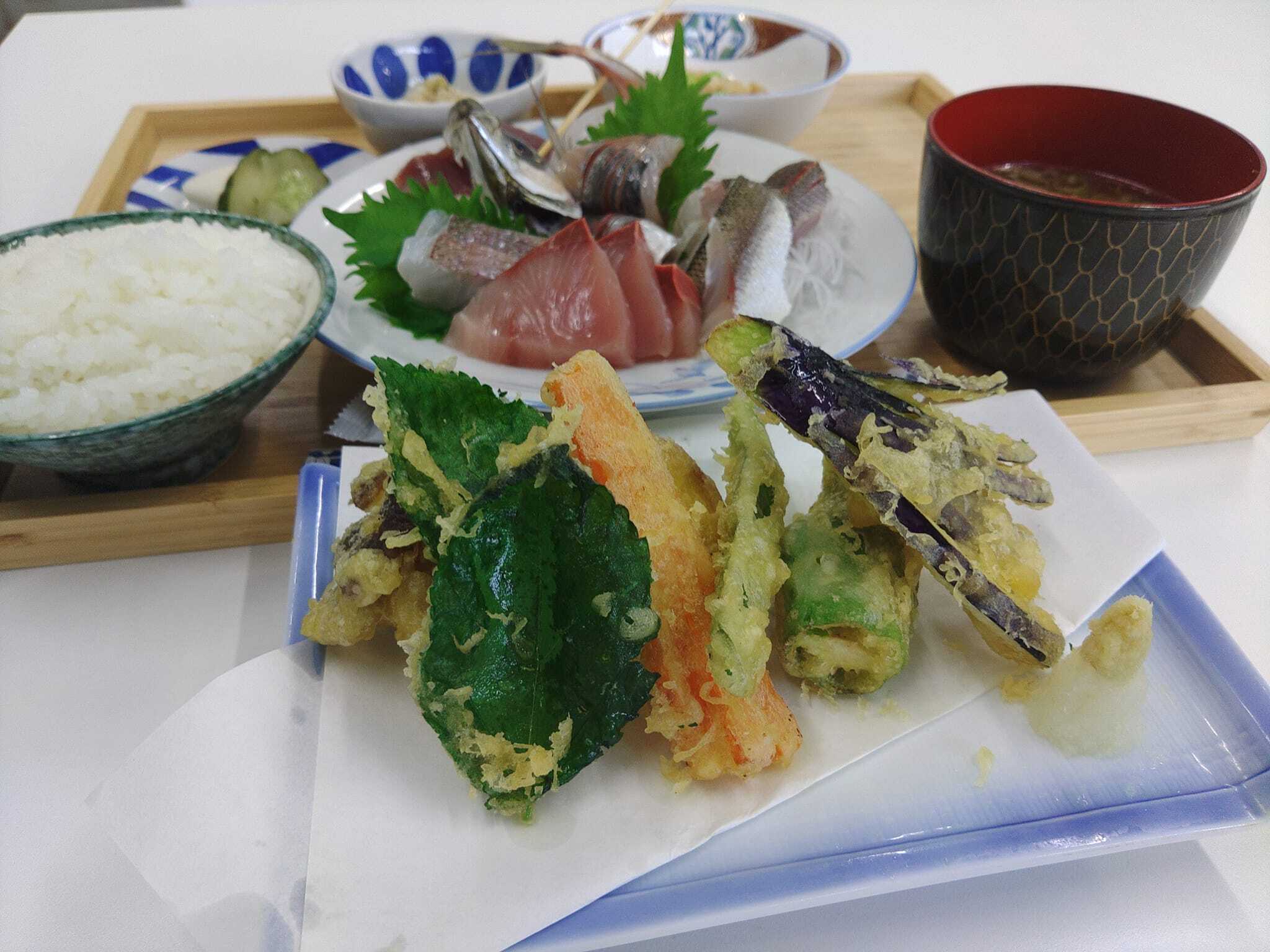地元で採れる食材を使った食堂も併設しております。