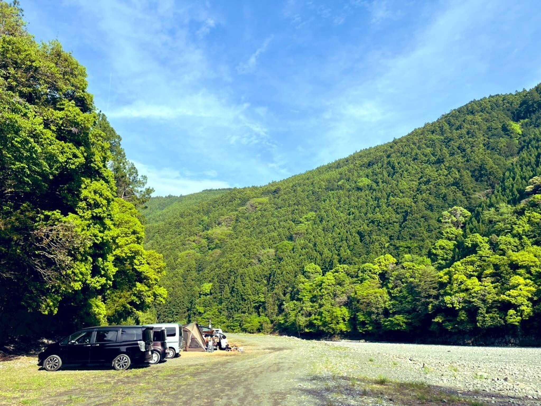 全面オートフリーサイトで、車の乗り入れもOKです!お好きなキャンプスタイルで設営してください!人工物がほとんどない大自然をお楽しみくださいd( ̄  ̄)