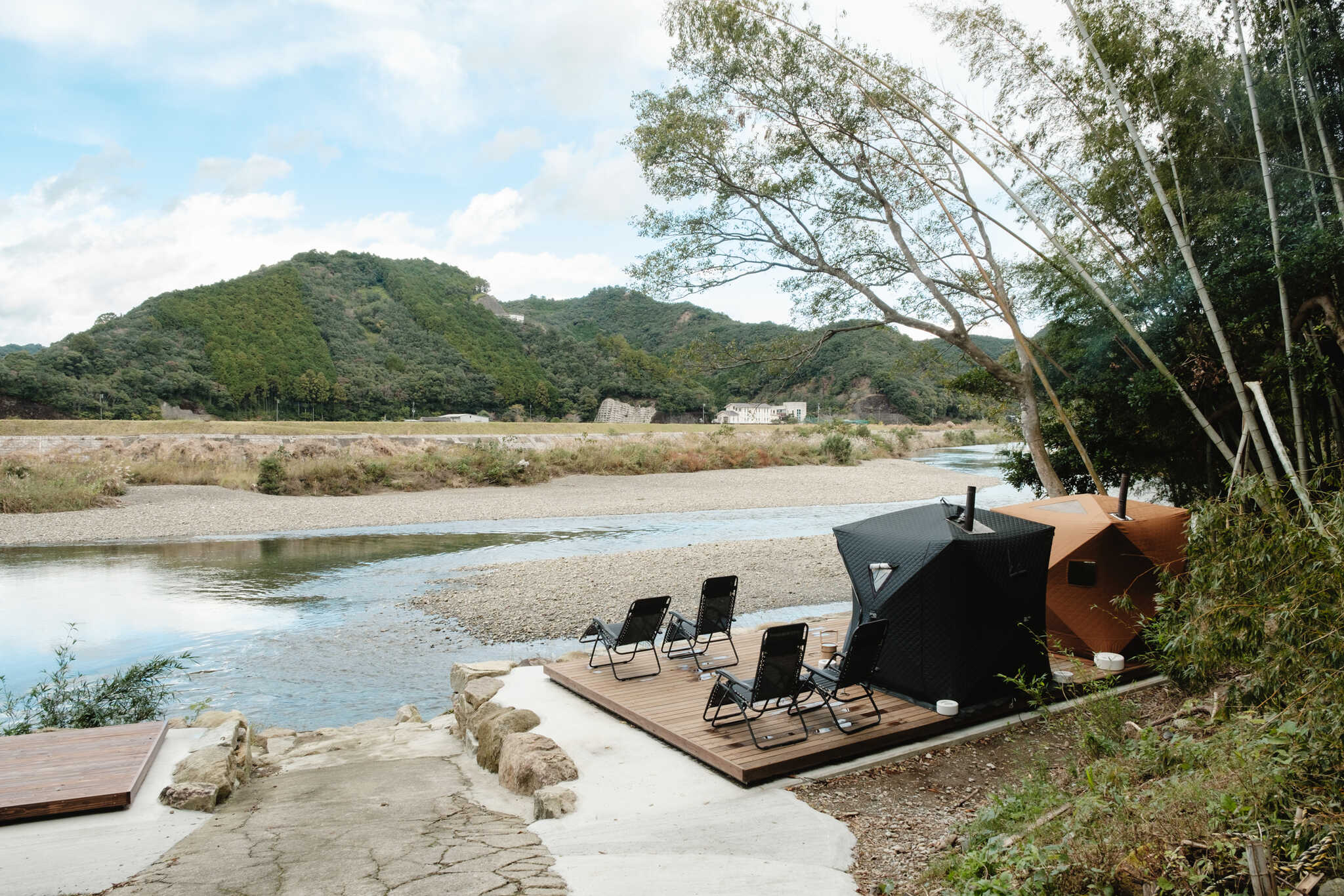 【テントサウナ】お寺のすぐそばを流れる川でテントサウナが体験できます!川と竹林に囲まれた自然の中で、ここでしか体験できない「禅サウナ」をぜひ体験してみてください。冬はより一層修行の要素が加わり、ほかの季節とは違う楽しみが体験できるかも、、、?テントサウナはオプションよりお申し込みください。