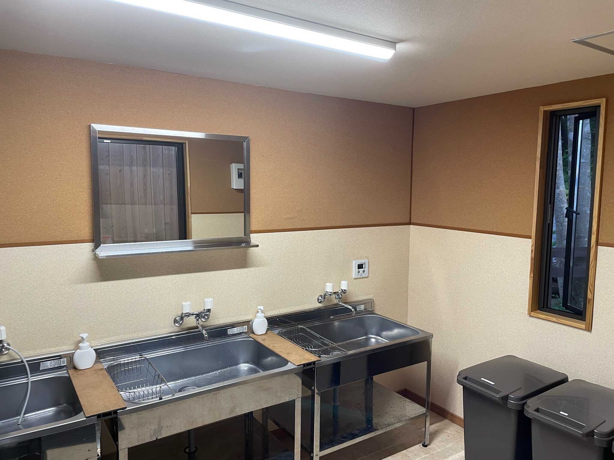 管理棟横の洗い場(お湯の出るシンク3台、電子レンジ1台、ゴミ回収BOX有)