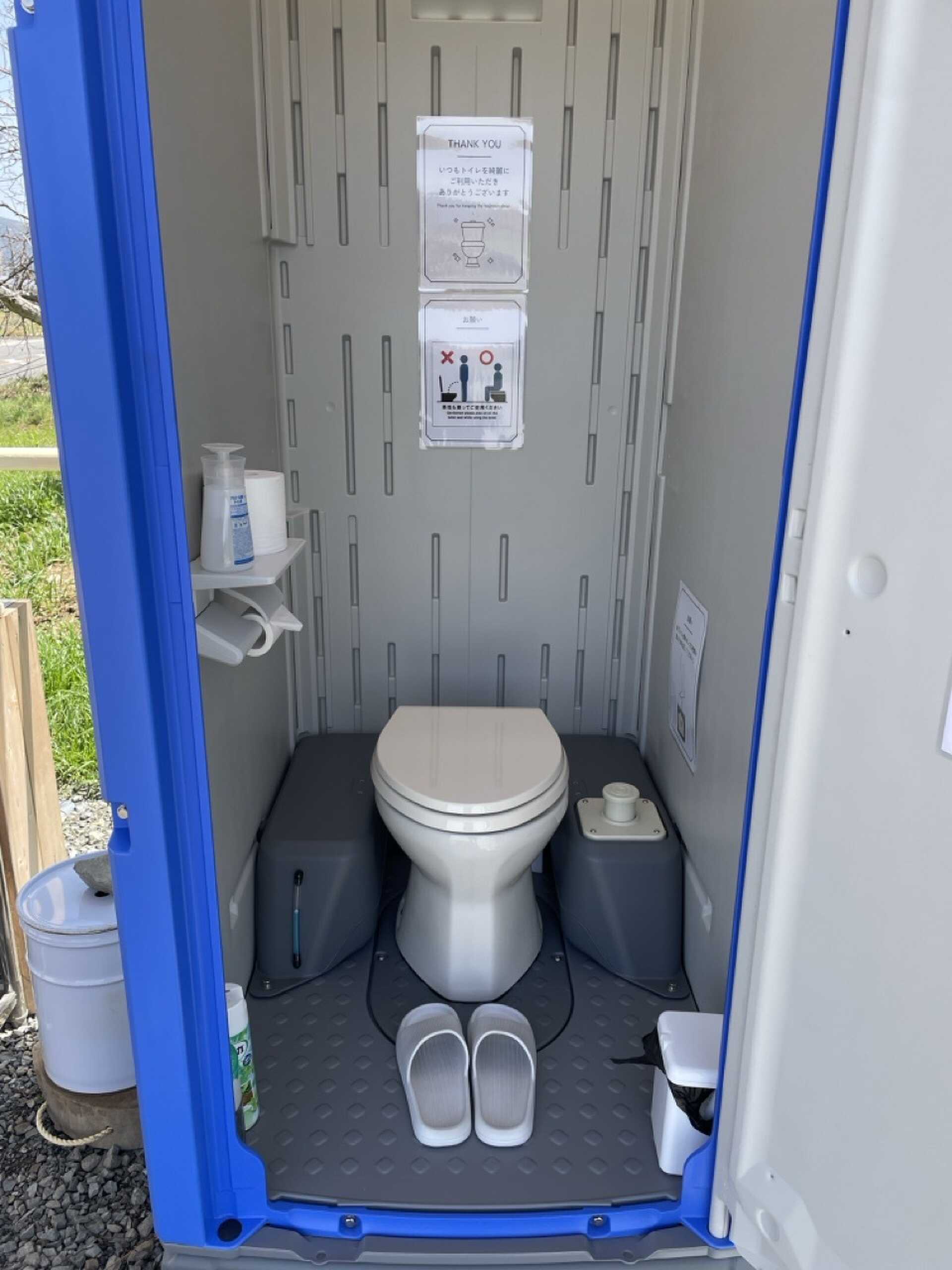 仮設トイレですが、清潔キレイです!(1日2〜3回清掃しています)