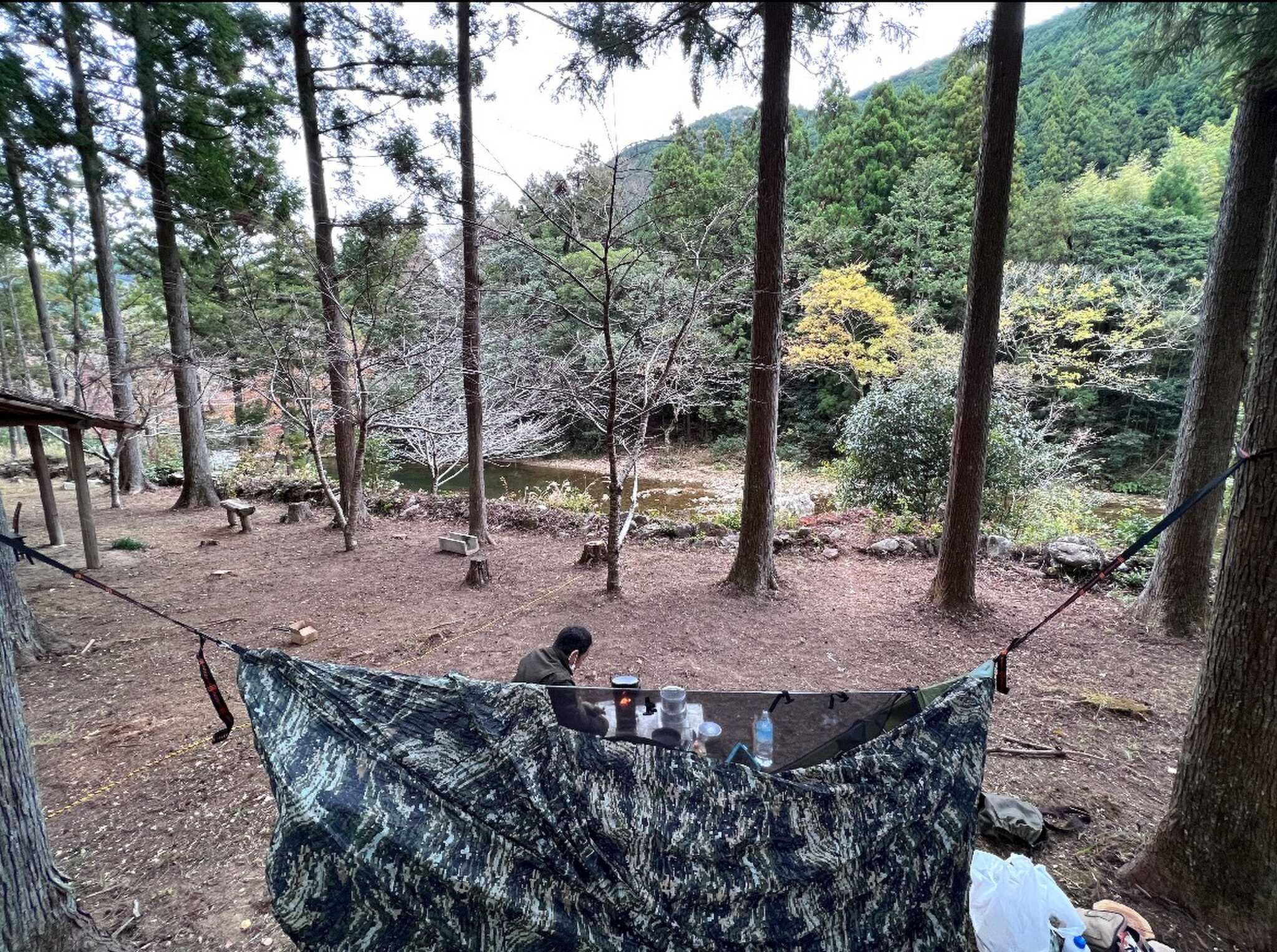 サイトから川が眺められるリバーサイト4区画!川へも降りれます♪川のせせらぎや鳥のさえずりをお楽しみください◎ハンッモク可!