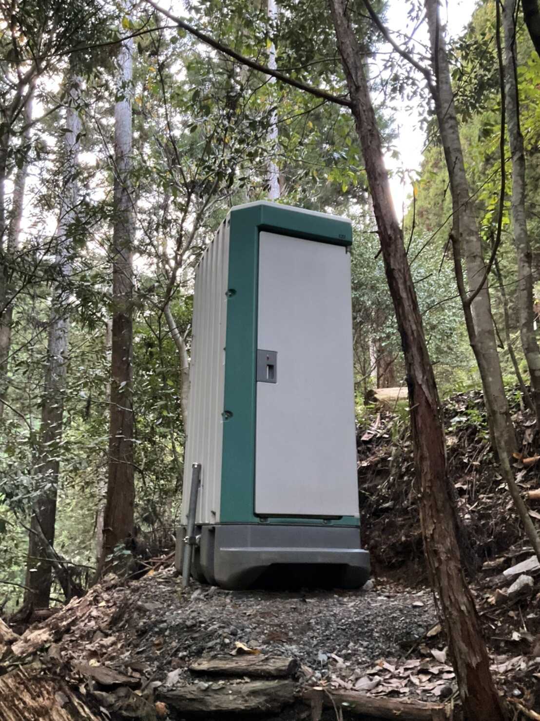 自然環境保護のため、仮設水洗トイレを設置しております。