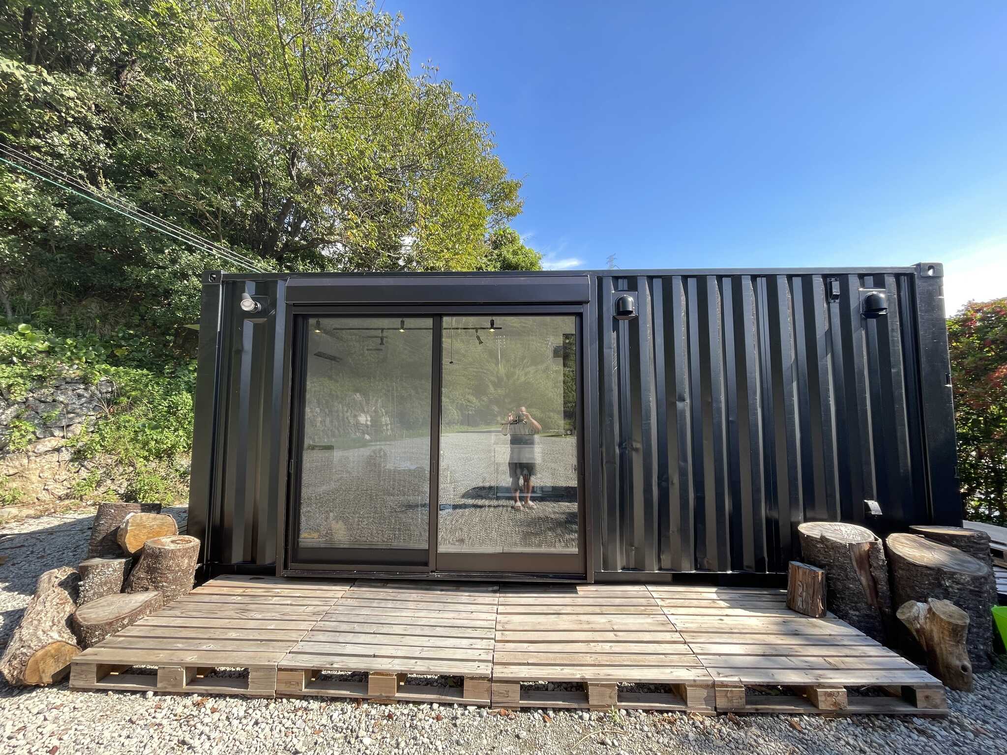 サニタリー棟(冷暖房機、水洗トイレとシャワールームがございます)