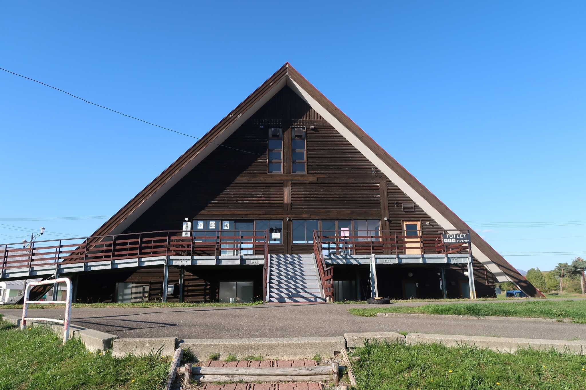 広大な敷地にキャンプ場、バーベキューコーナー、パークゴルフ場など様々なアクティビィがあります。 公園の周囲約3kmはサイクリングロードになっていて貸し自転車もあります。貸しボートなどもありますのでお子様にも大人気。