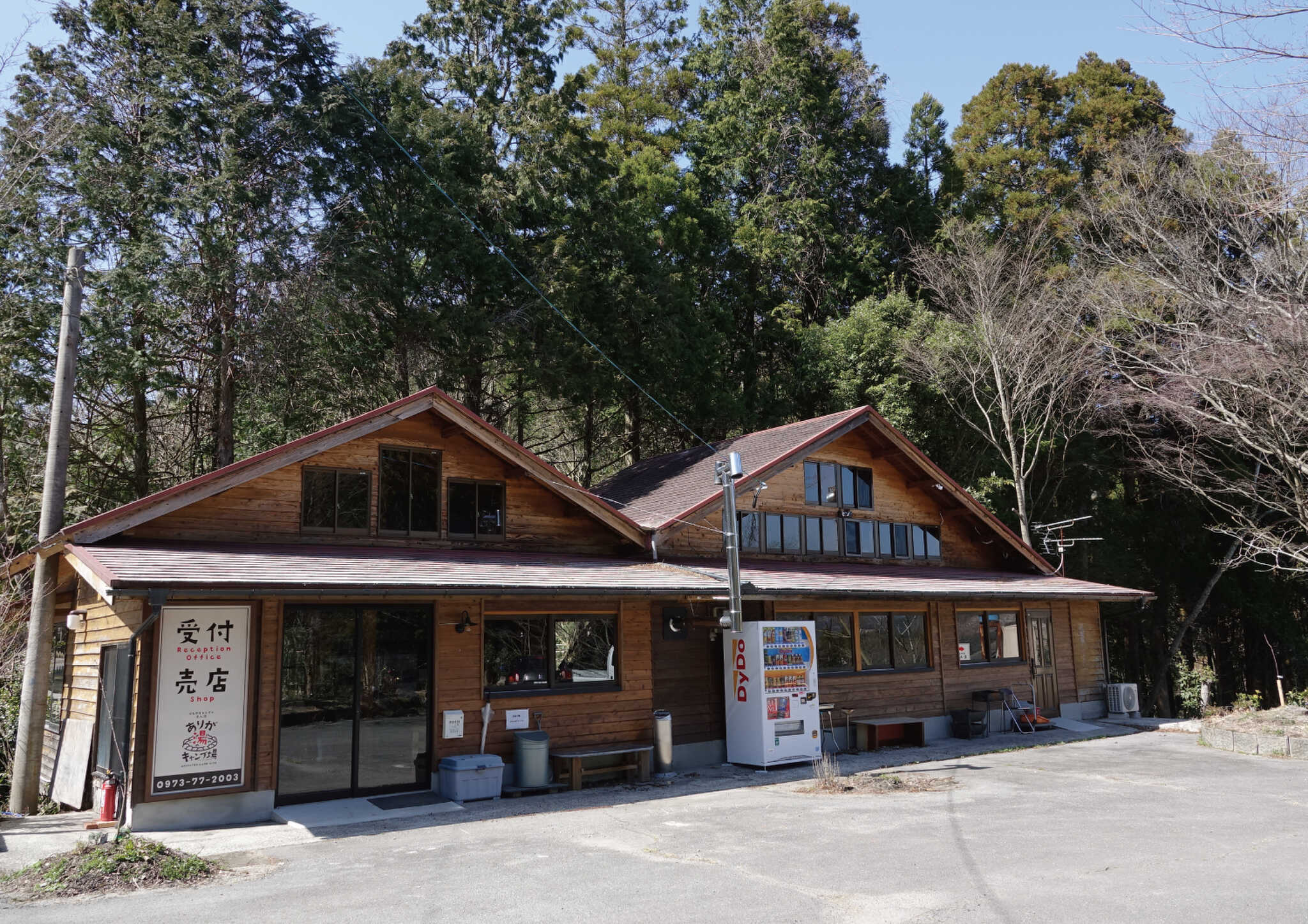 受付、売店、バーカウンターはこちらの建物にございます!