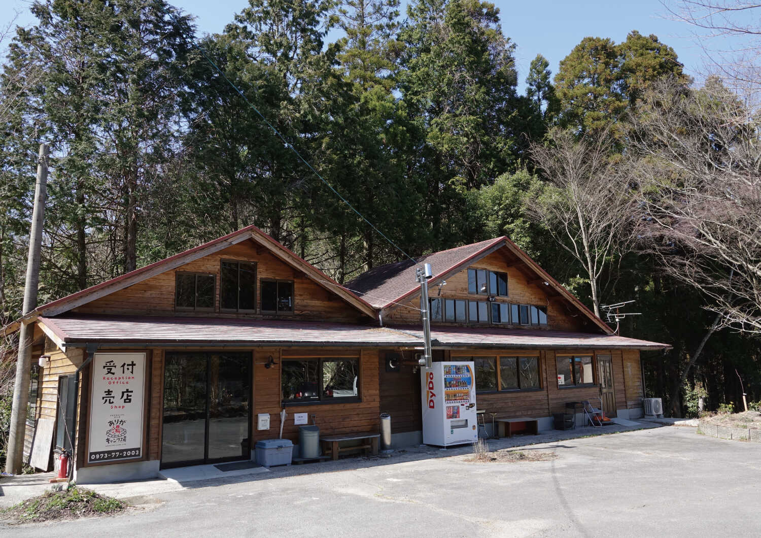 受付、売店、バーカウンターはこちらの建物にございます!