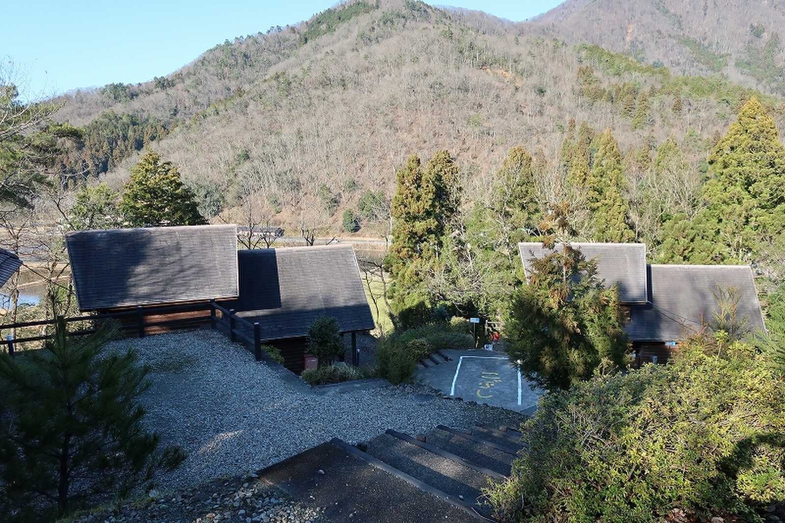 山々に囲まれた、自然の郷(シルク温泉ログハウス)