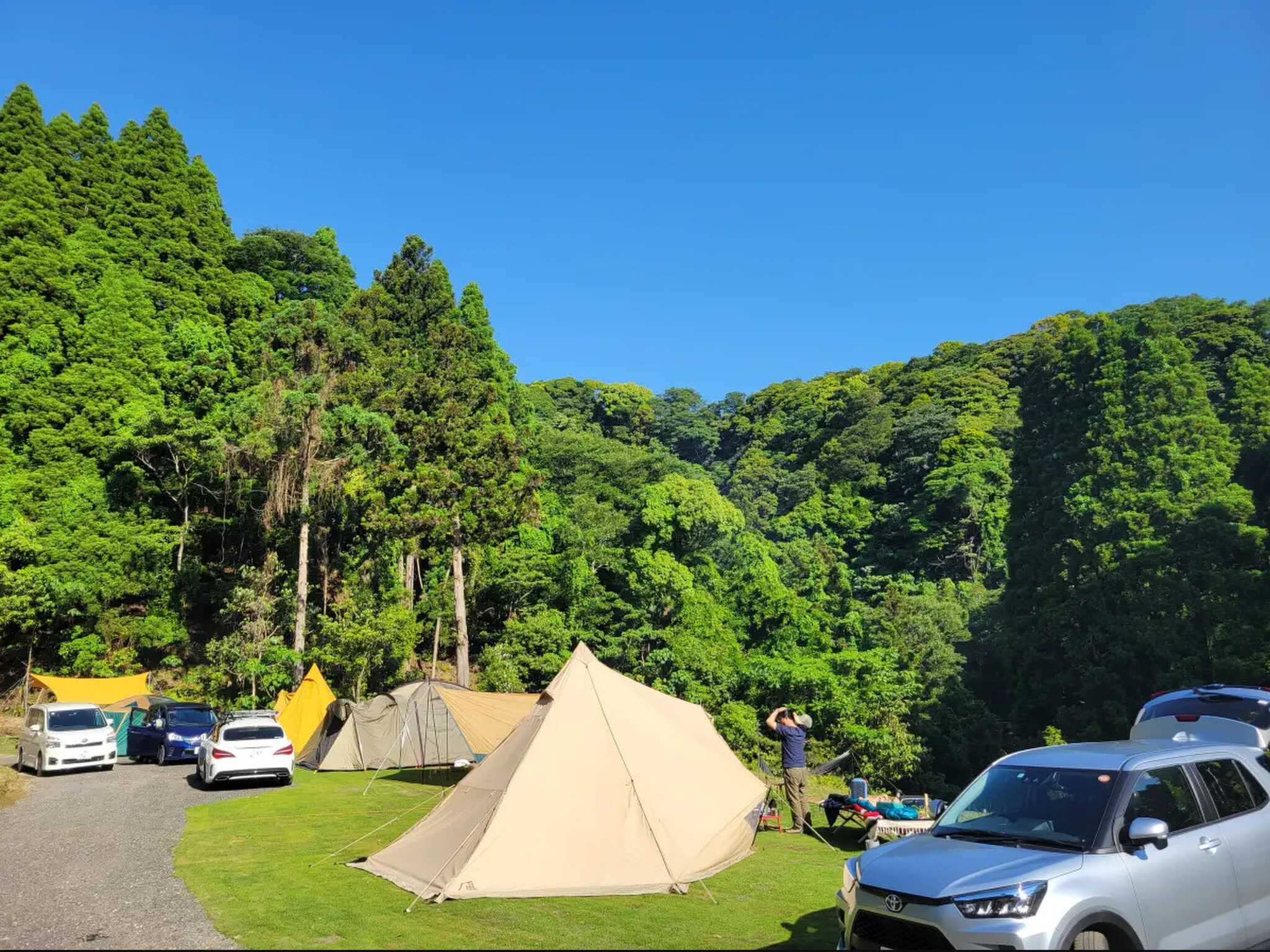 手入れされたきれいな芝生で快適にキャンプをお楽しみください!車も併設の駐車スペースに乗り入れ可能なので、荷物の運搬や設営も楽にできます。
