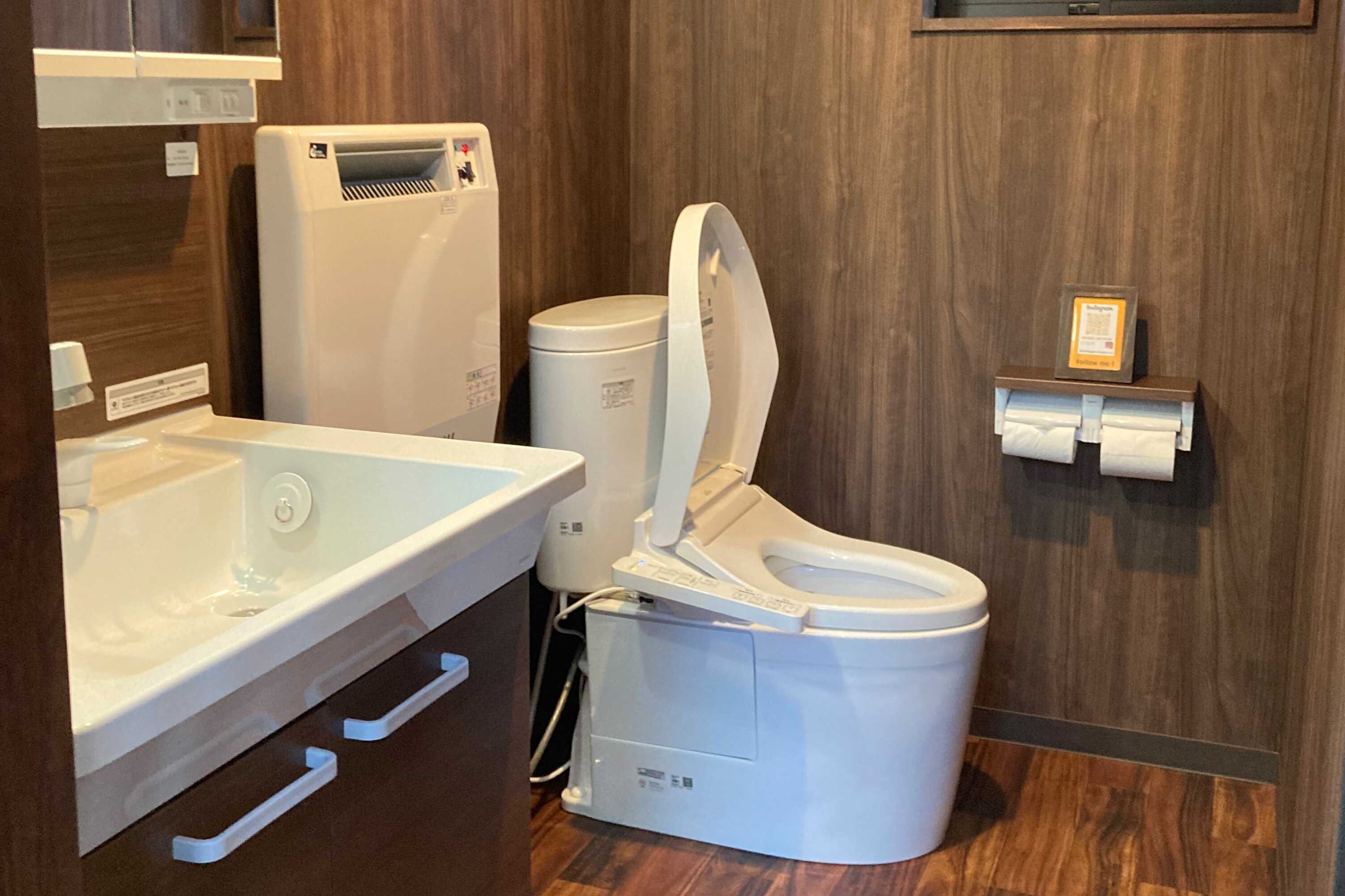 【トイレ内観】完全個室ウォシュレット付き。冬はパネルヒーターで暖かいです◎
