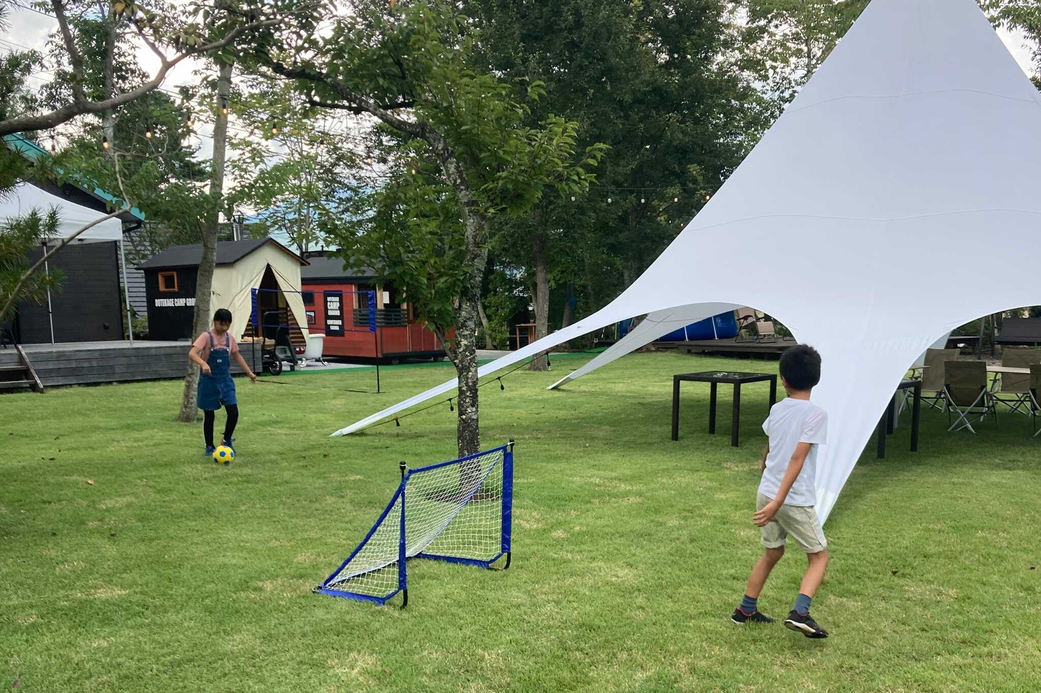 【芝の広場】サッカーやバトミントンなど遊び道具あります。ご自由に遊んでください。