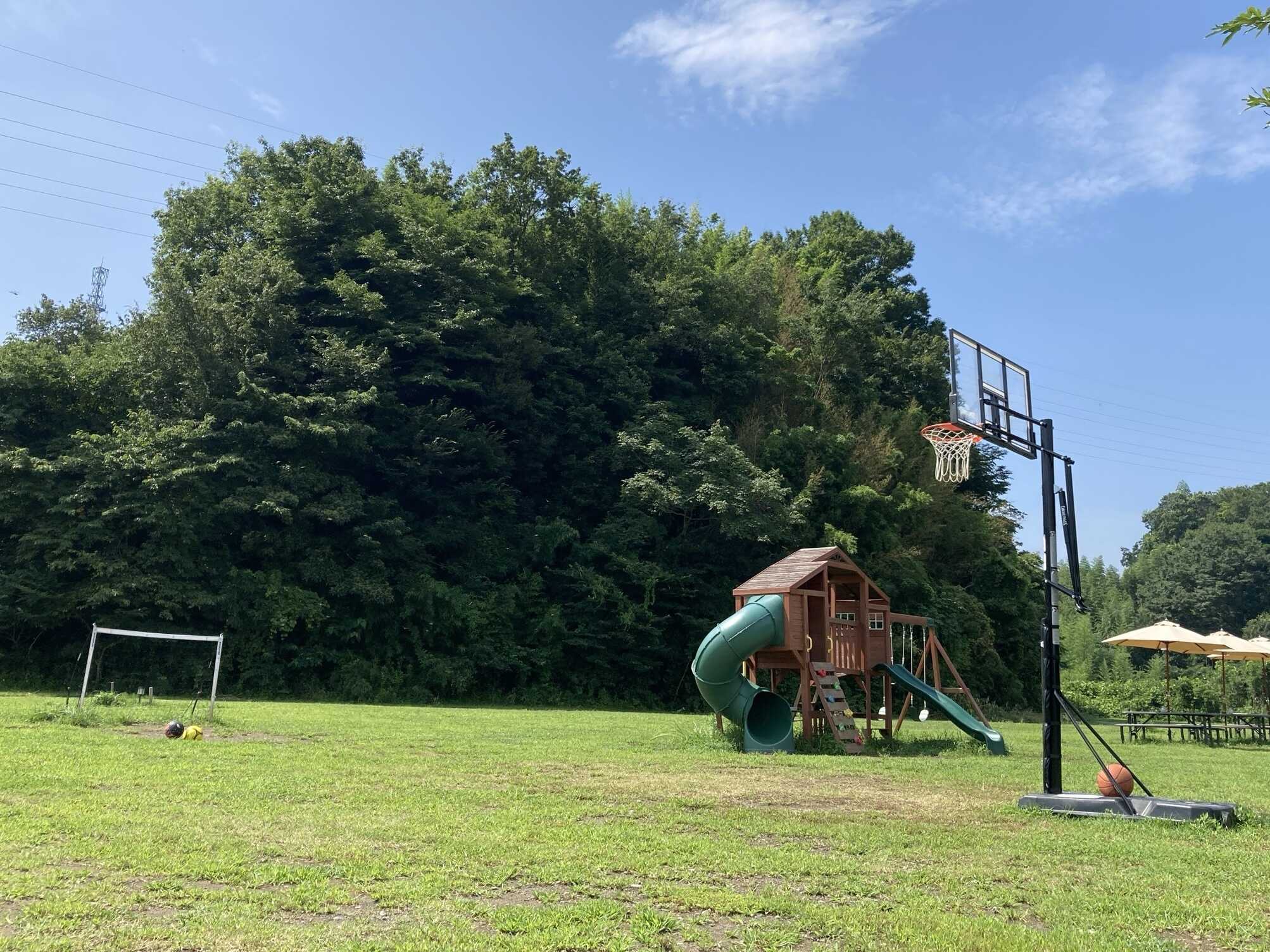 子供も楽しめる遊具広場♪バスケットゴールやサッカーゴールもあります