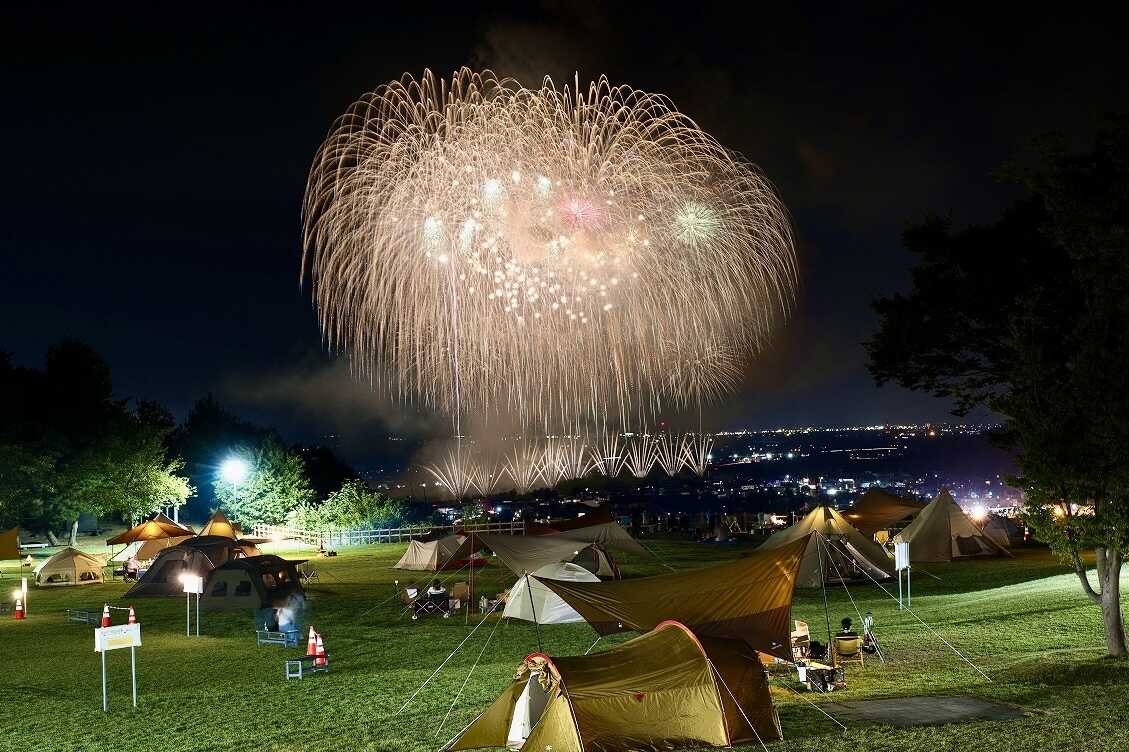 毎年8月のおぢやまつりでは花火を見るベストスポットに!